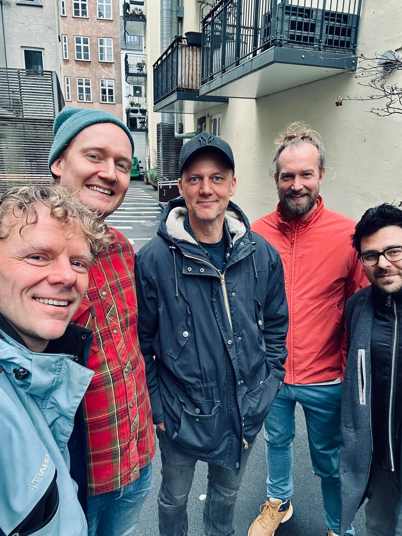 I morgen spiller jeg f&oslash;rste af tre julekoncerter🌲
med denne fine kvintet kaldet Acoustic Lounge, 
hvis unikke lyd frembringes af h&aelig;nder, luft, 
en masse percussion, messing, skind, grantr&aelig;, strenge, stemmeb&aring;nd&hellip; ja, og