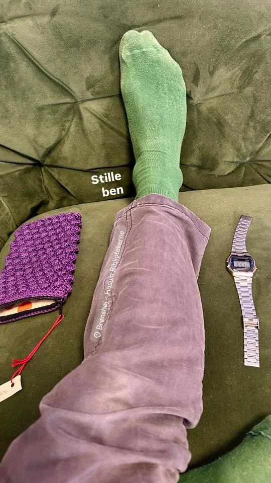 Som k&aelig;mpefan af biblioteker uden AI og andet overvurderet tant og fjas, er det rart at sidde i 
en gr&oslash;n veloursofa med gr&oslash;nne str&oslash;mper p&aring; efter ti gode kilometer i Utterslev Mose med udbetaling ved kasse et i b&aring;