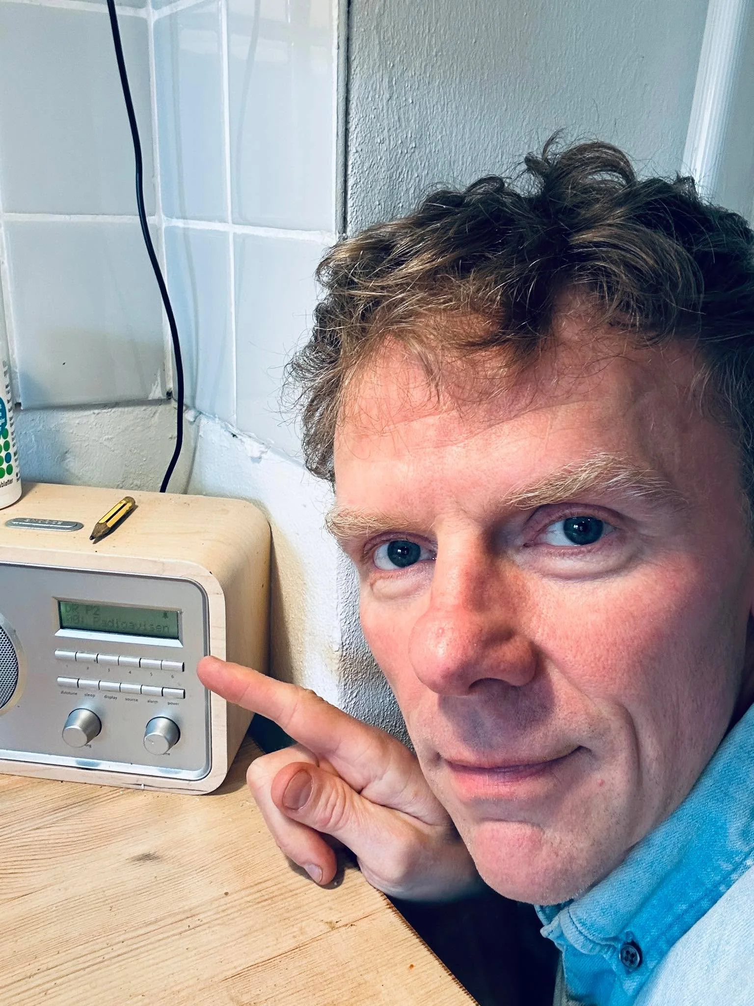 I aften kl. 18.30 kan du t&aelig;nde for P2, hvor 
jeg i programmet &ldquo;Foyeren&rdquo; vil blive spurgt 
om, hvordan det er at blive sammenlignet med 
andre kunstnere, og v&aelig;re i en branche, hvor man gerne m&aring; passe ned i kasse.