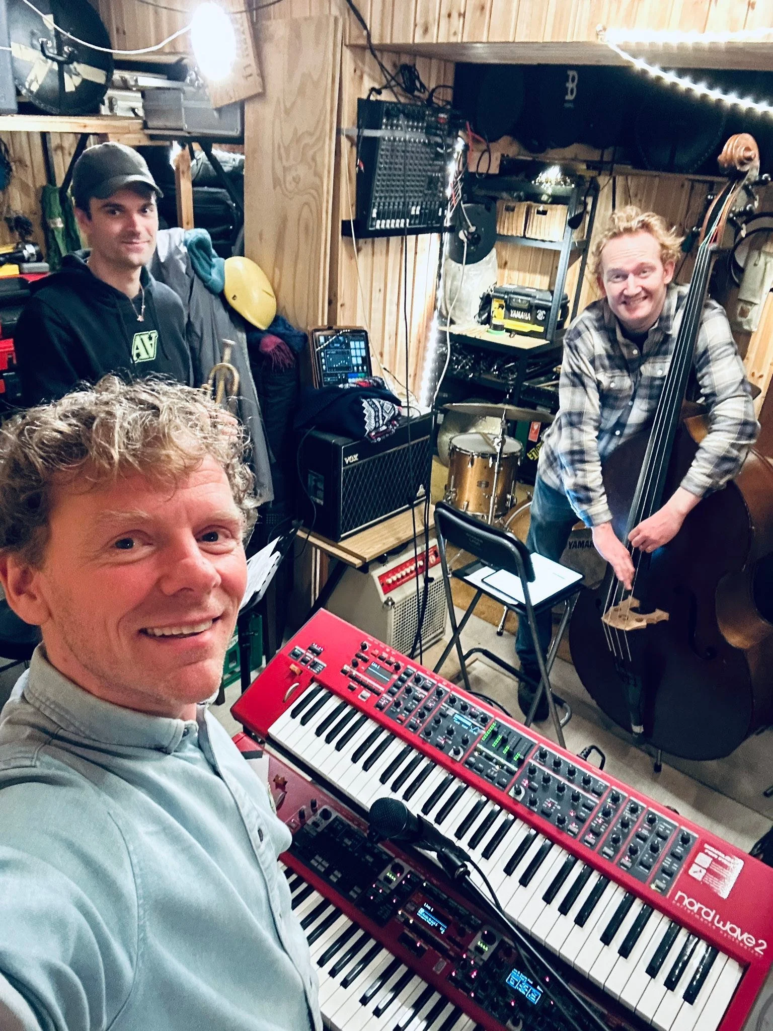 Varm k&aelig;lder 🔥 Kold gade ❄️ Vinterjazz ✨ 
S&oslash;ren Baun Trio koncert i morgen l&oslash;rdag 
7. Feb kl 16 p&aring; Drop Inn 🎹 Kom fra kulden 
ind i varmen til levende musik med os&hellip; 

Jonas Due (flugelhorn)
Matthias Petri (bas) 
S&os