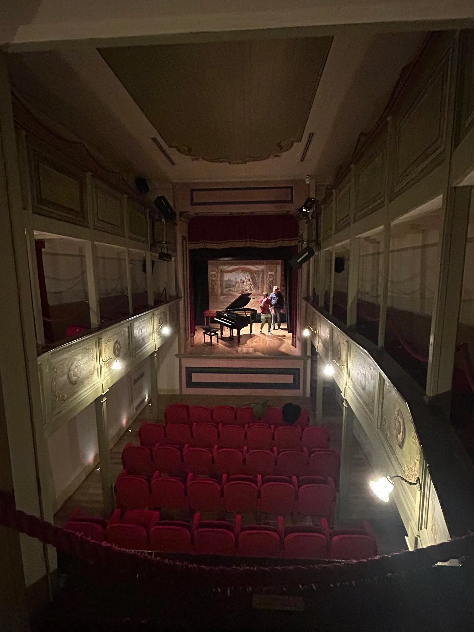 I morgen torsdag 2. april spiller jeg duokoncert med Jesper Bodilsen i denne lille perle af et teater i Pieve de Teco 🇮🇹 Det hedder Teatro Salvini, er opf&oslash;rt i 1834 og flygelet lyder som 
en dr&oslash;m ✨ Der er udsolgt, og vi gl&aelig;der o