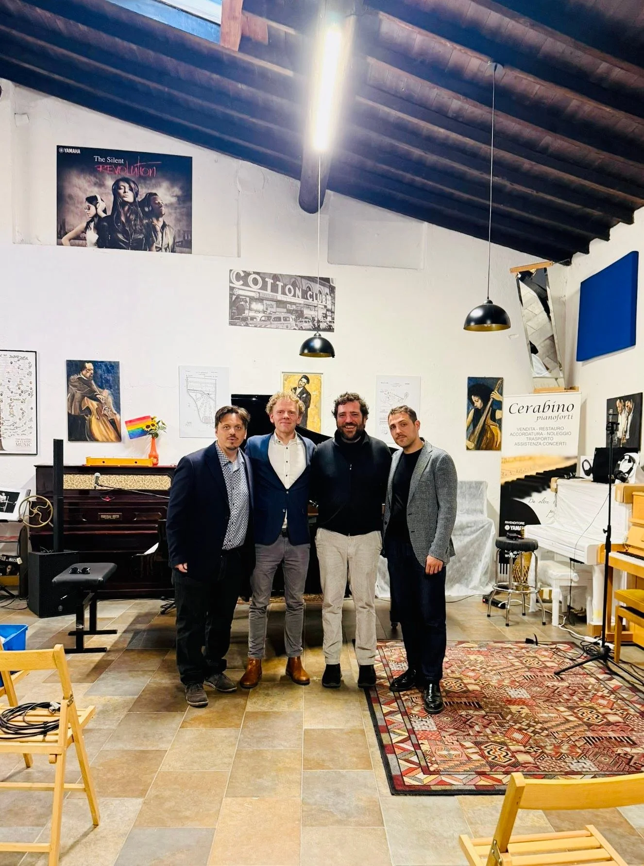 NU hjemad efter to ugers eventyr i Italien 🇮🇹 Spillede sidste koncert i l&oslash;rdags i den meget hyggelige klaverbutik Cerabino Pianoforti Lecco 🎹🌳 Og i torsdags p&aring; Corte dei Miracoli i Milano, med Jimmi Straniero (bas) og Matteo Frigerio