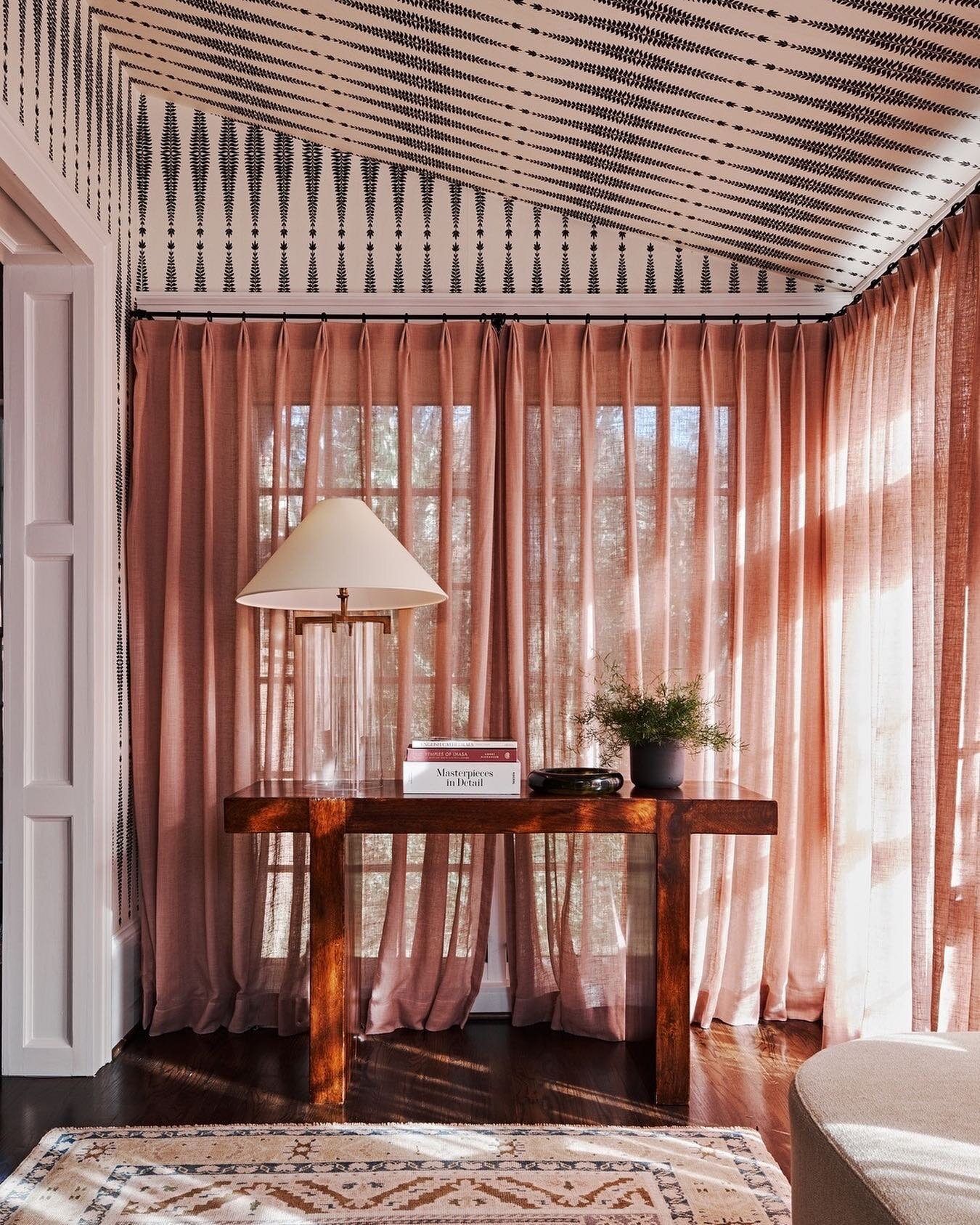 Our Orme Bungalow project is a layer cake of texture and pattern featuring artful wallpaper and rhythmic sheer curtains. Photo by @andrewthomaslee.