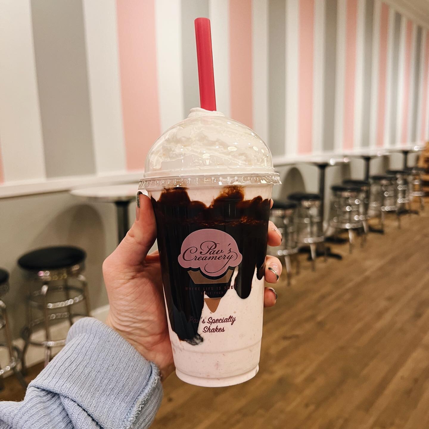 This chocolate covered strawberry shake from @pavscreamery is to die for 😍🍫