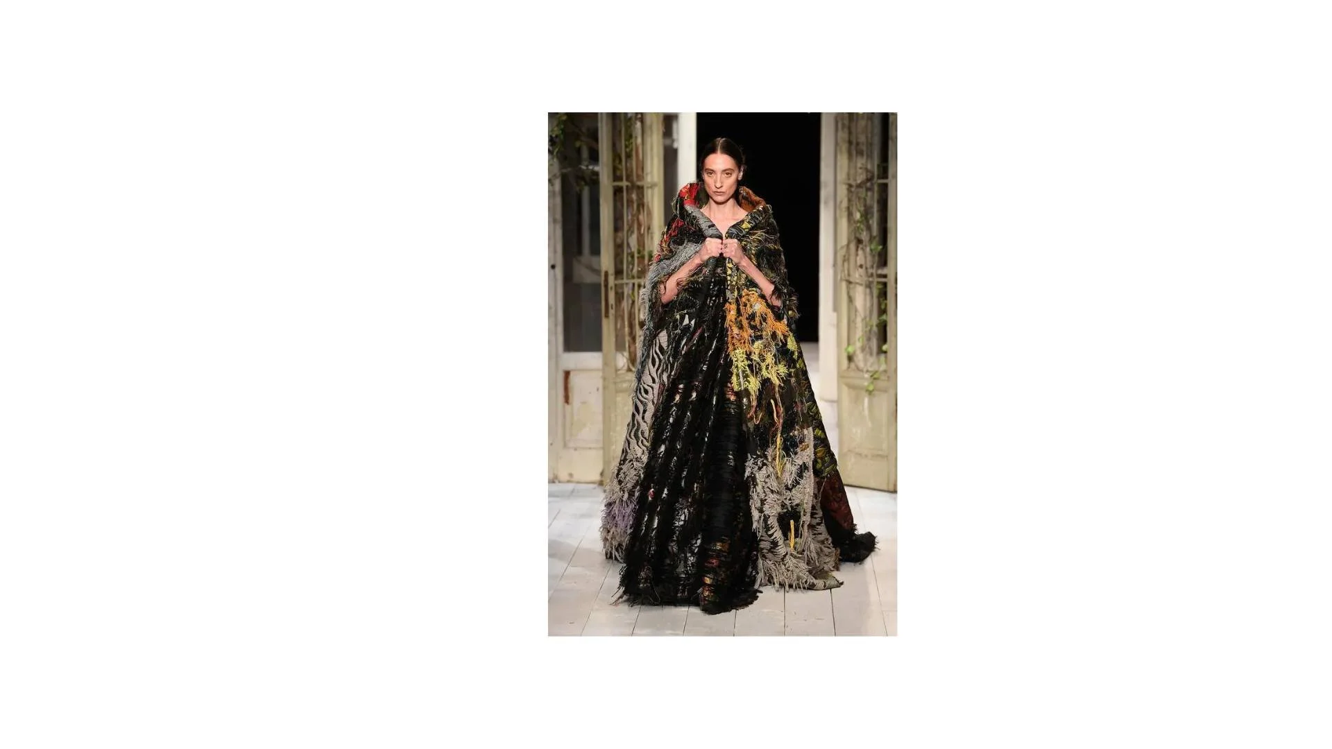 Beachwood Arts Council Hosts CMA" Renaissance to Runway Docent-led Tour