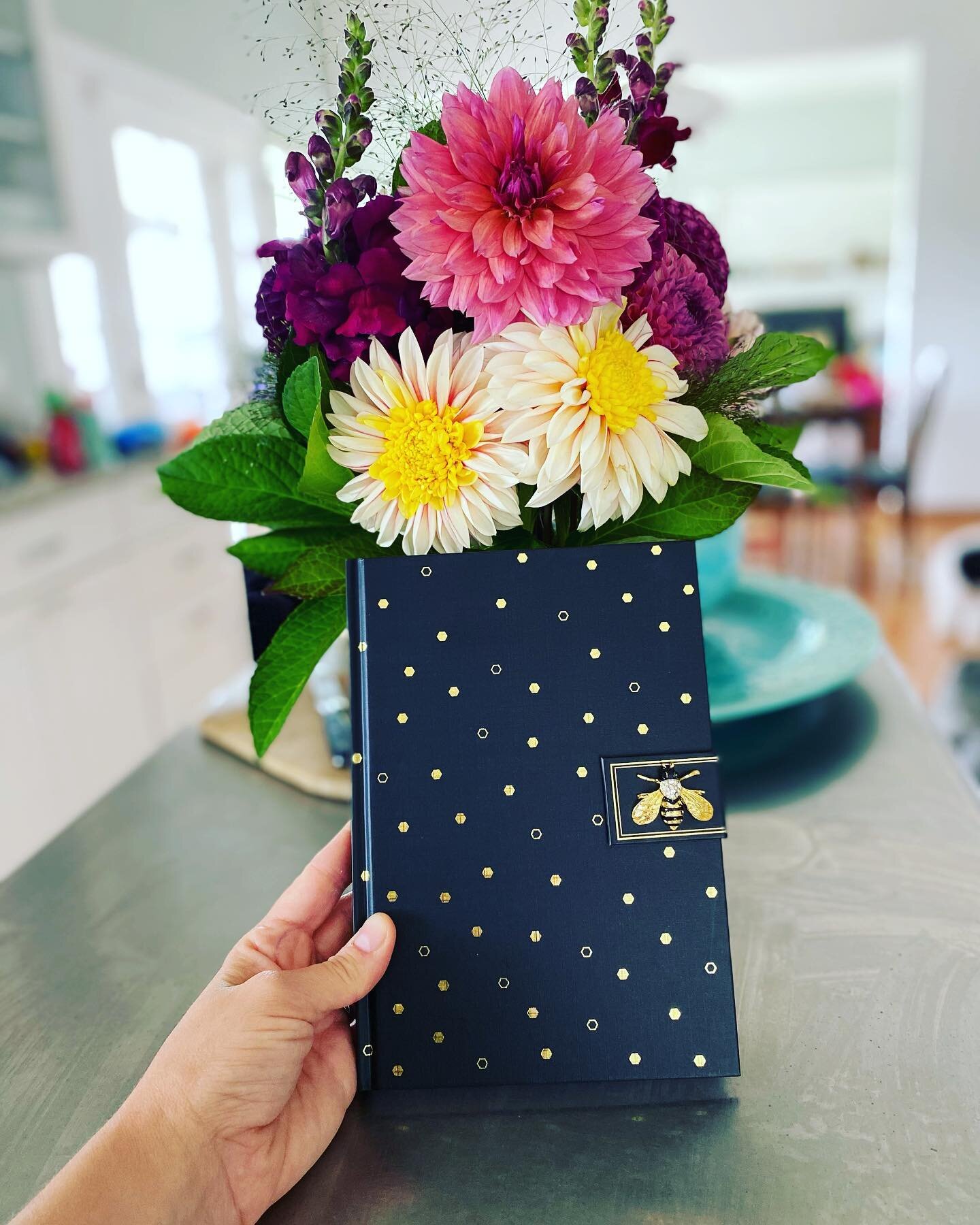 Who doesn&rsquo;t love prezzies? Sweetest bookstore owner @bowen_brandy at @watermarkbookco gave me this gorgeous bunch of locally grown dahlias 💐 and fab podcast host @mariwuellner at the awesome Living on Purpose podcast gifted me this darling bee