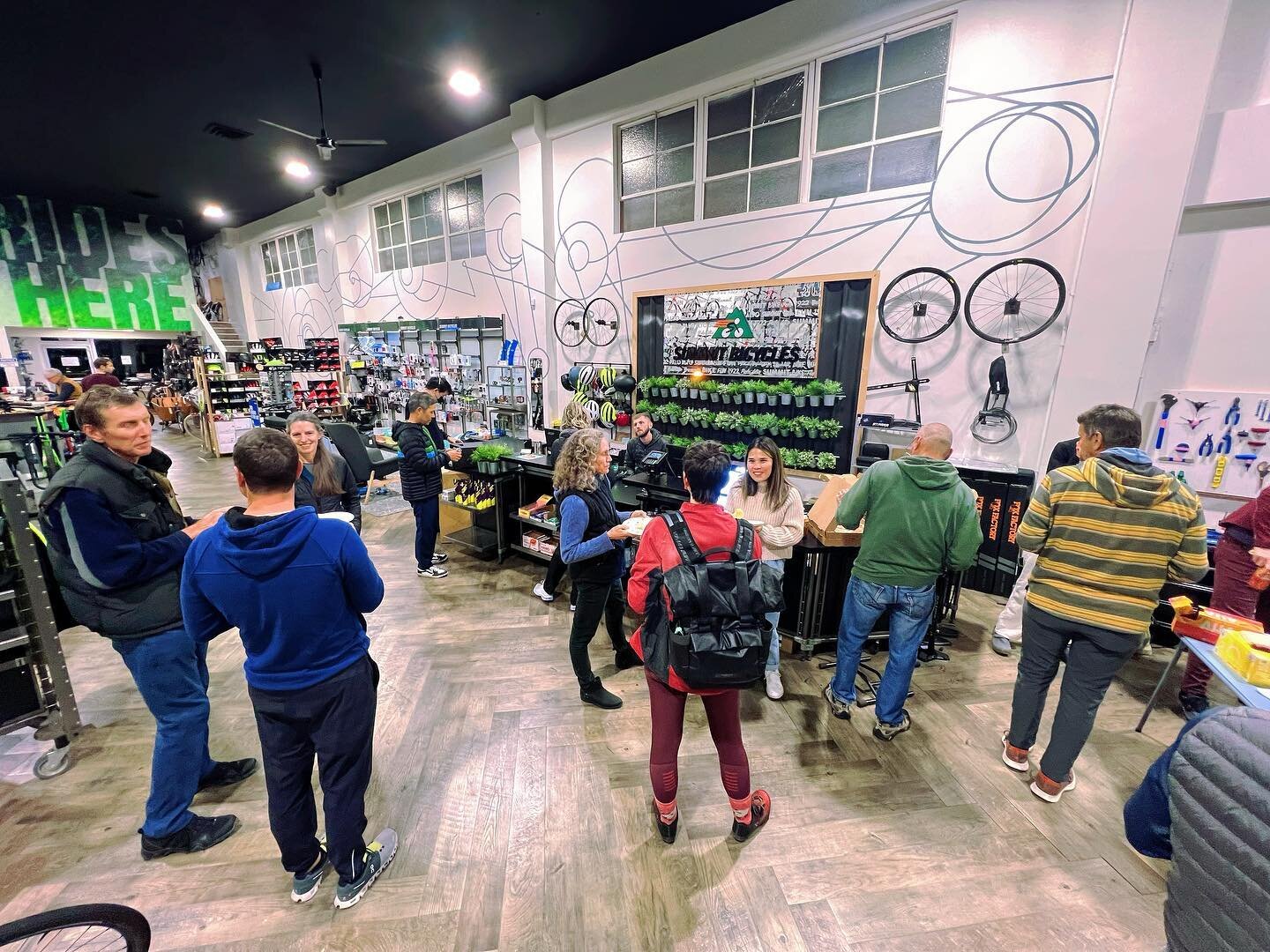 🛍️ Snapshot of our holiday shopping night at @summitbicycles, filled with delicious food from @terunpizza 🍕and quality time socializing with our fellow riders. 

🙏Much appreciated our sponsors, Summit Bicycles, T&eacute;run &amp; Jen Tav&eacute; f