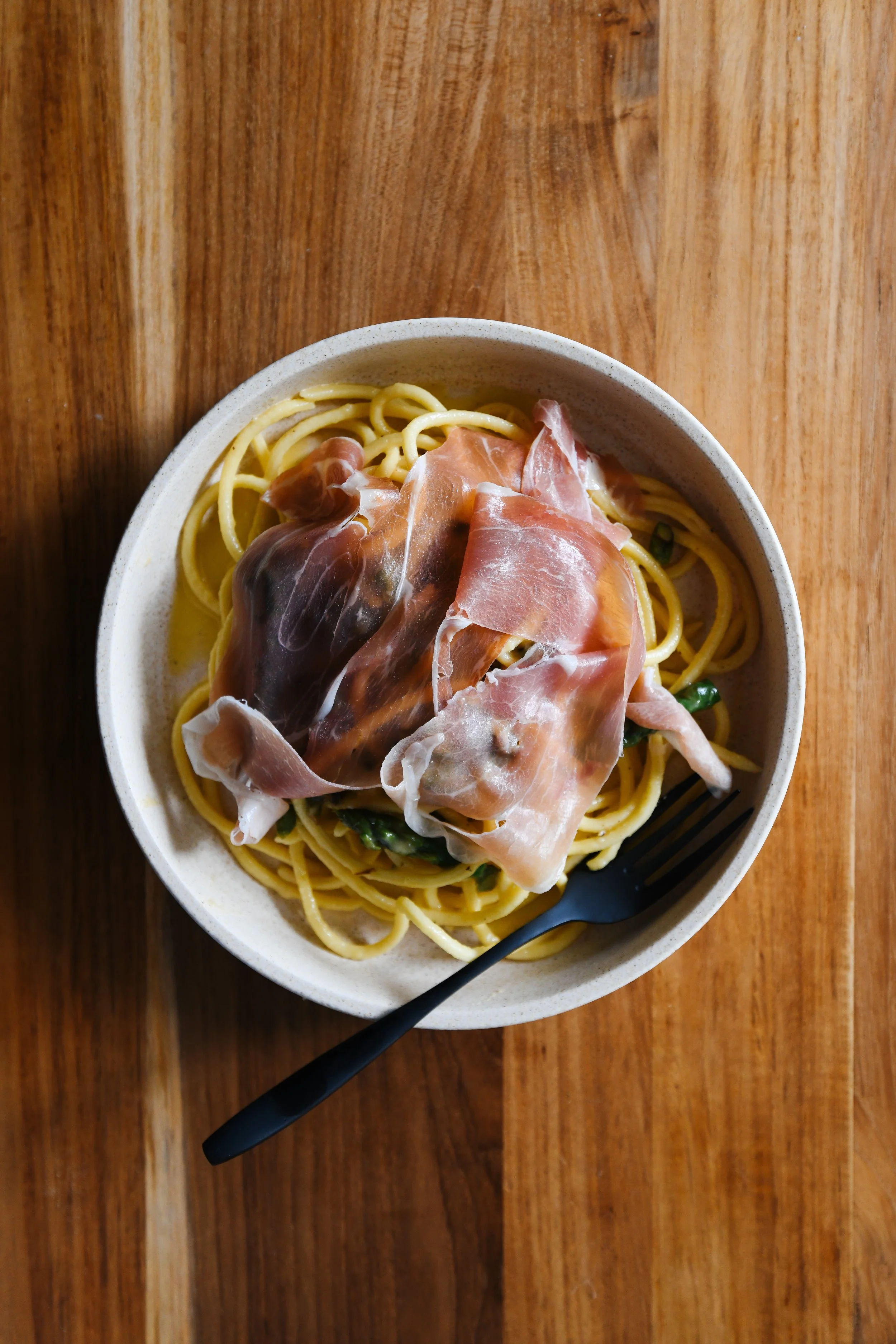 Spaghettoni with Asparagus & Prosciutto Carbonara — no regretti spaghetti