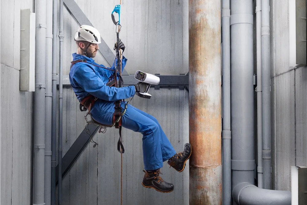 Suspended_workman_scanning_with_Artec_Leo_reduced.jpg