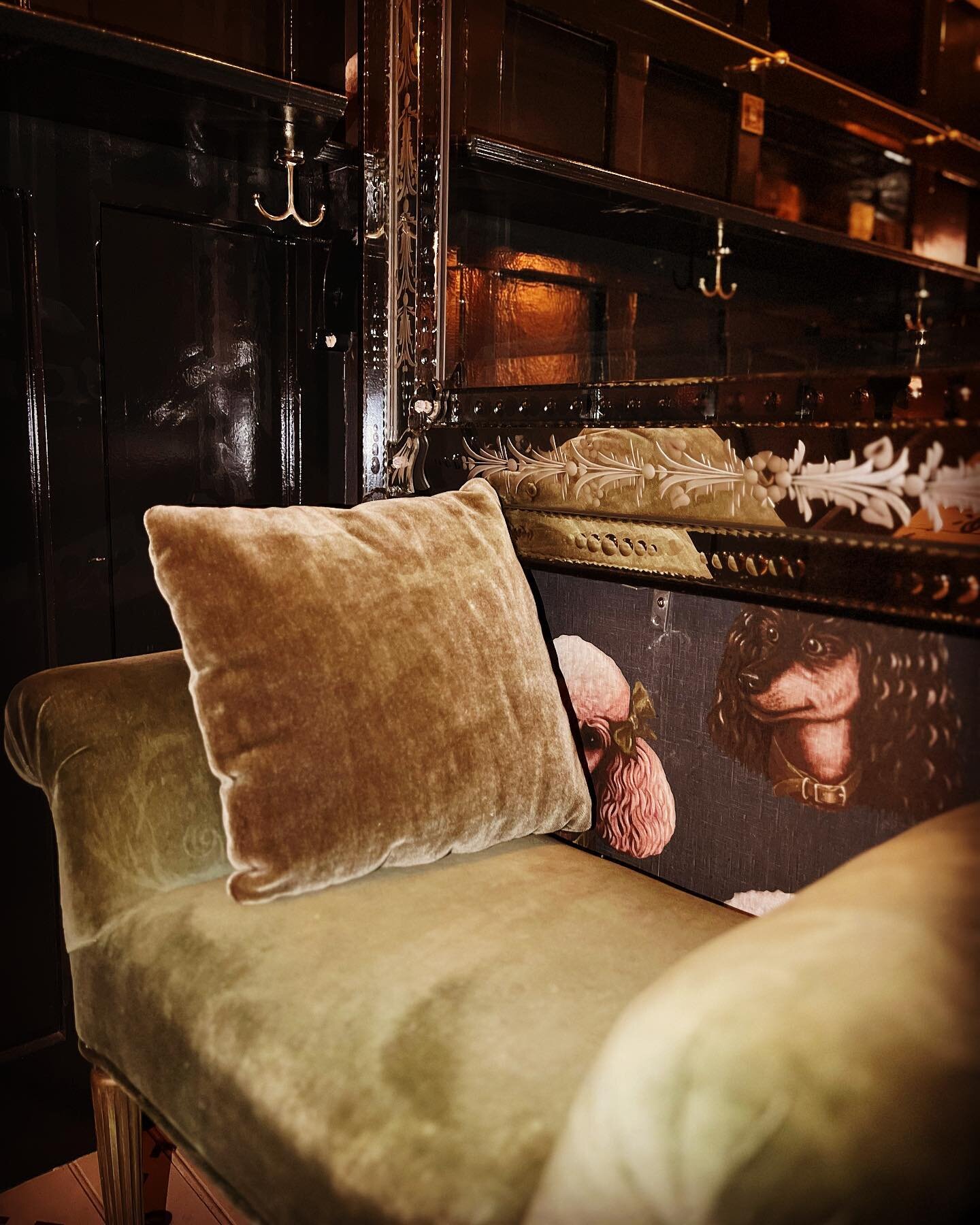 Cozy up and get comfy! We have little nooks perfect for enjoying your drinks. Come in and find out where they are! 
&bull;
&bull;
&bull;
#speakeasy #bar #club #cocktails #beer #costamesaca #thelaboc #thecamp #orangecountyca #dahliatequila #oldforeste