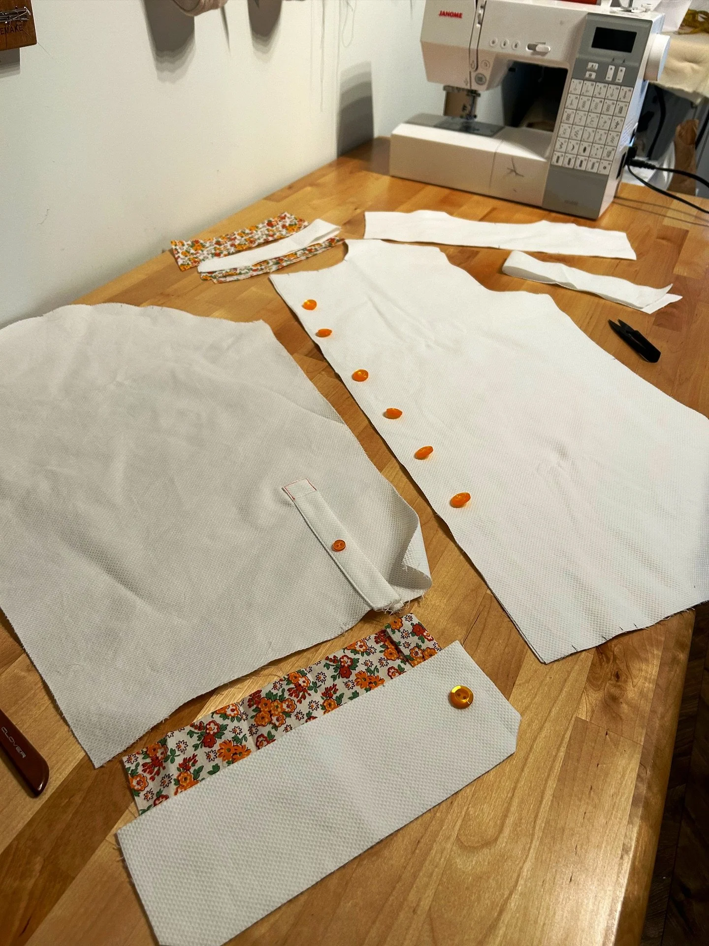 Delancey shirt by @thepatternline 

🧡💚🤍

The shirting course by Eira @thepatternline was exceptional! The fit of this pattern is amazing. And the high end designs and construction techniques&hellip;. ☁️🙃 

#sewing #calgarysewing