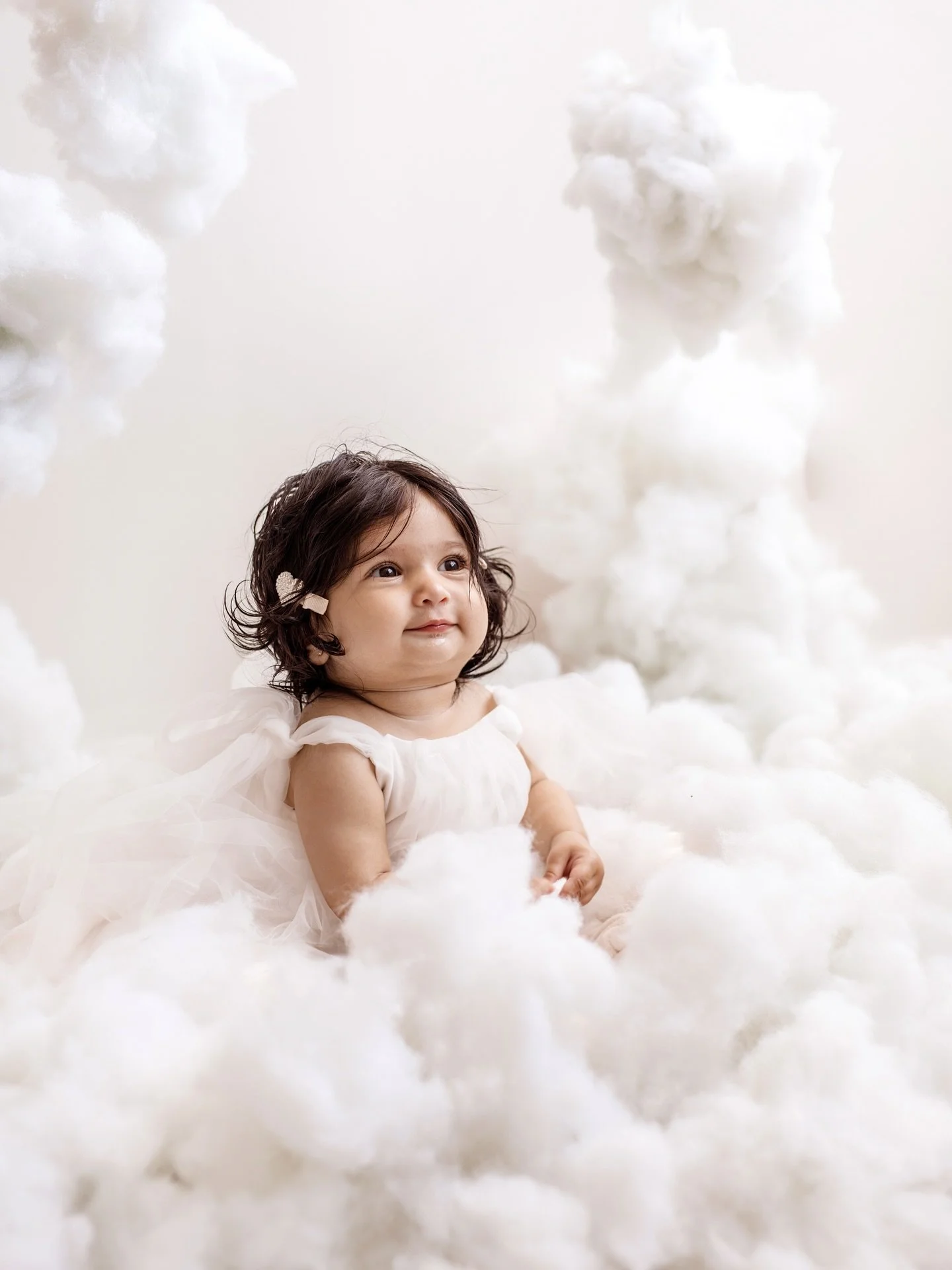 Six-month milestone sessions are perfect for capturing those adorable smiles and solo sitting moments! ✨ I photographed this little cutie in two of my favorite setups. Dreamy clouds ☁️ and a floral milk bath 🌸🛁

These sessions are such a fun way to