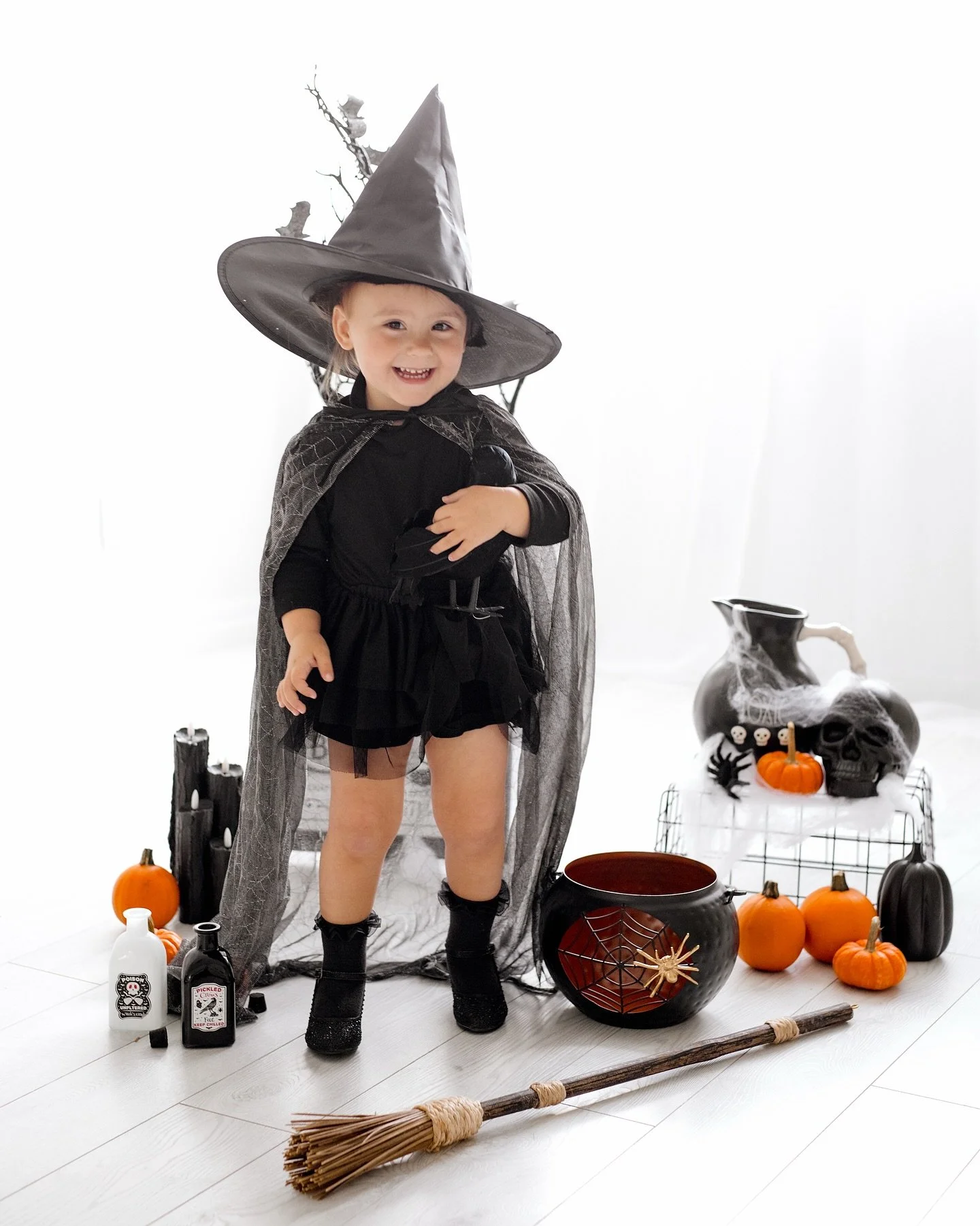 Perks of having a photographer mom: a full on Halloween photoshoot 🧡 Con of having a photographer mom: you&rsquo;re the main model&hellip; every. single. time. 

But i swear she really loves it 😂
*
*
#HappyHalloween #LittleWitch #HalloweenPhotoshoo