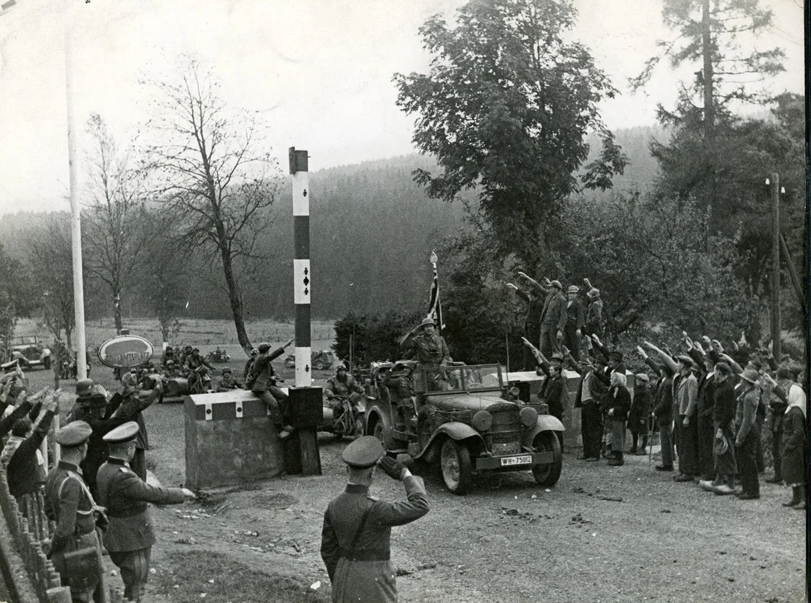 German-residents-Sudetenland-greet-German-troops-1938.jpeg