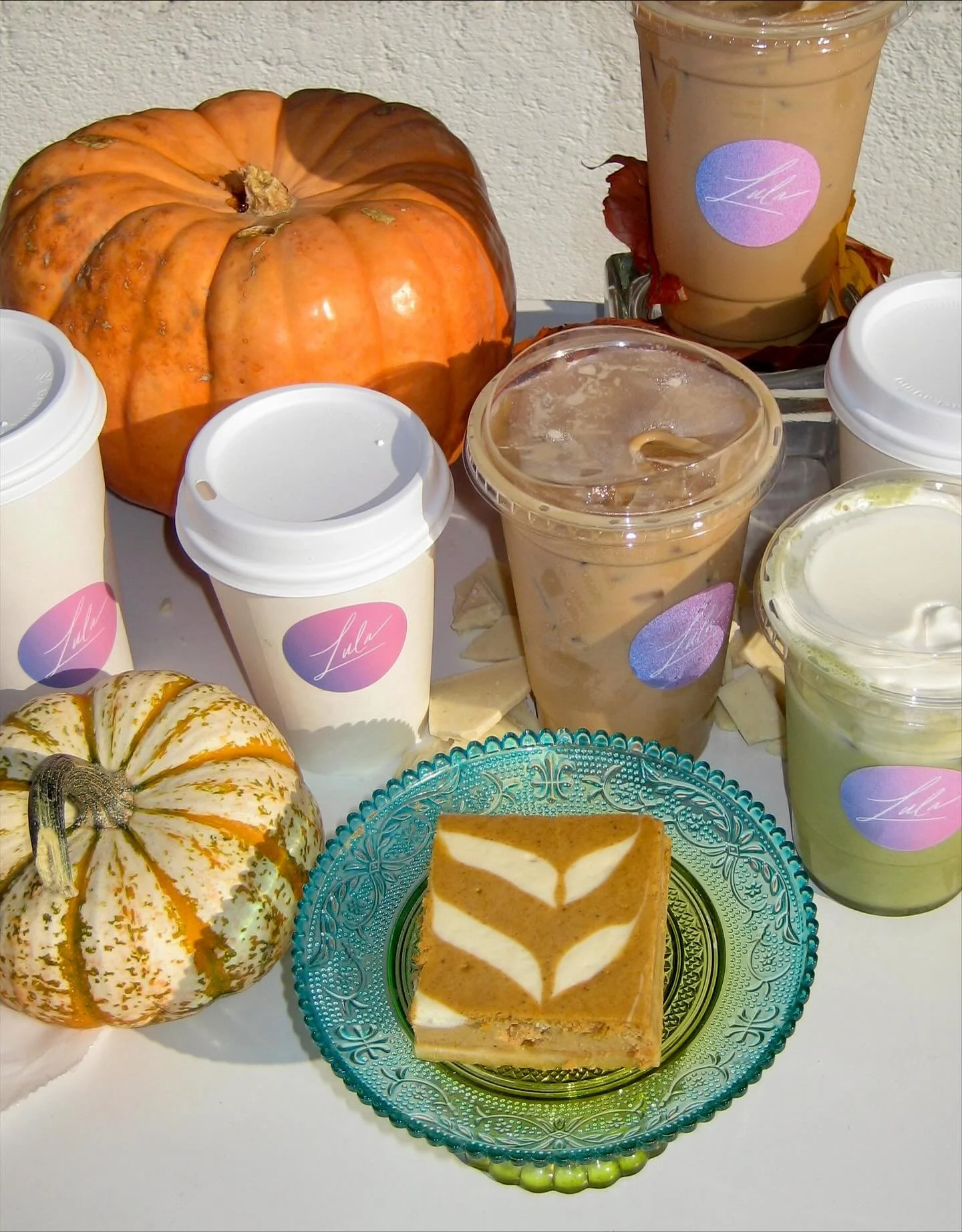 FALL SPECIAL ALERT‼️🎃‼️

coming in strong this season with a Banana Br&ucirc;l&eacute;e Matcha🤤 and of course the classic PSL and White Chocolate Pumpkin Mocha😏

and yes we are popping offfff this season with a Pumpkin Cheesecake Bar, Apple Cinnam