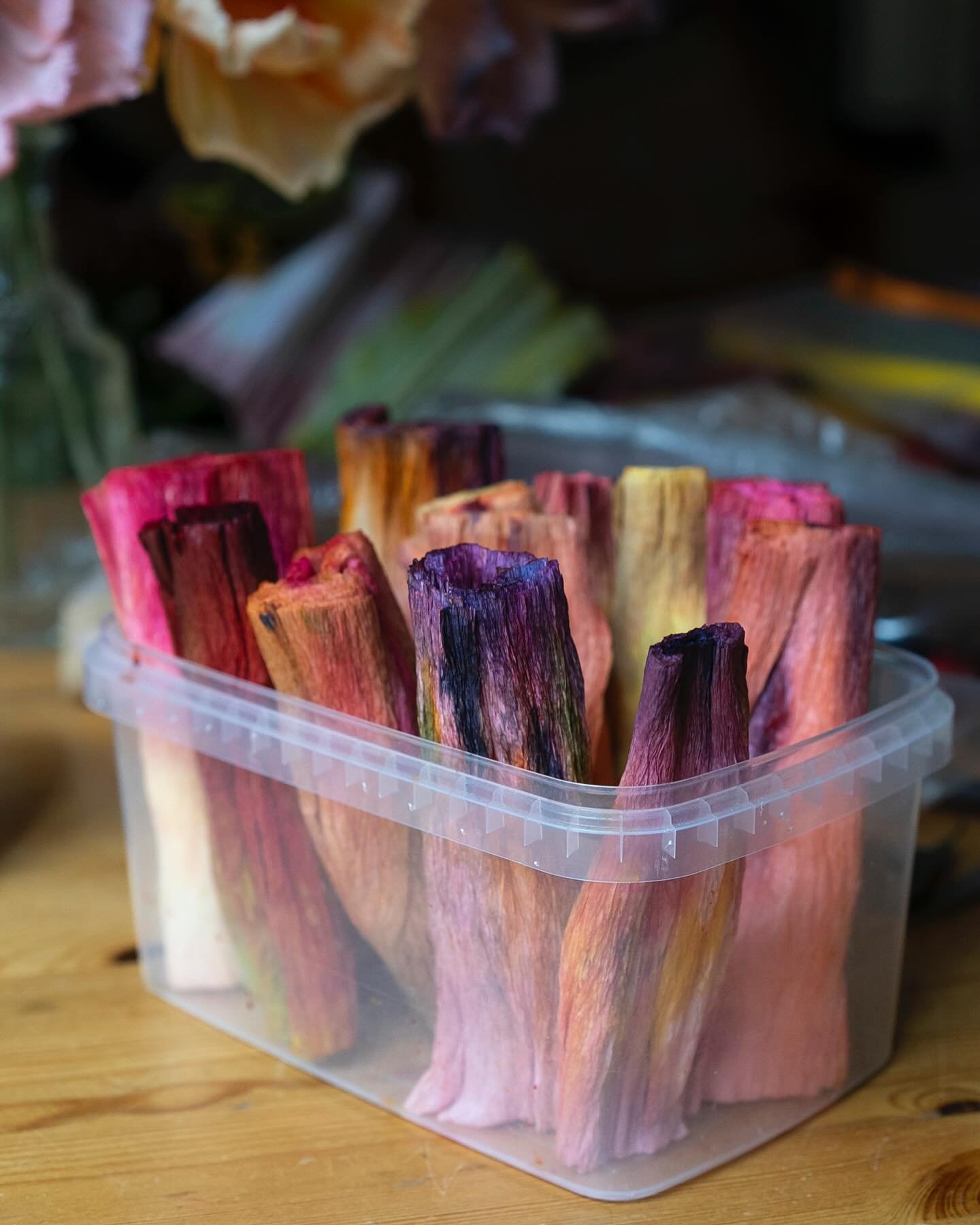 A rainy sunday perfect for some poppy paper dyeing ☔️ Now onto working on the flower centers, whilst the paper dries and their colourful magic is revealed ✨🌈🌺
#papirblomster #crepepapirblomster #paperflowers #crepepaperflowers #krea #paperbotanical