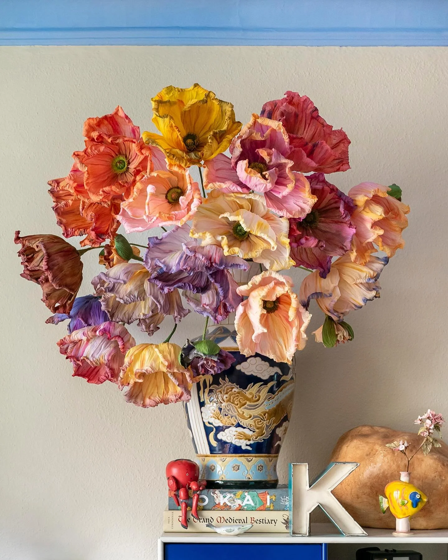 Look at this beatiful XL bunch 🦕🌿 I only got to enjoy them for a week, as they now are on their way to their new home 🥲 My vase looks really empty now (with only five poppies and one sunflower) so I might have to add a few XL flowers to it. I actu