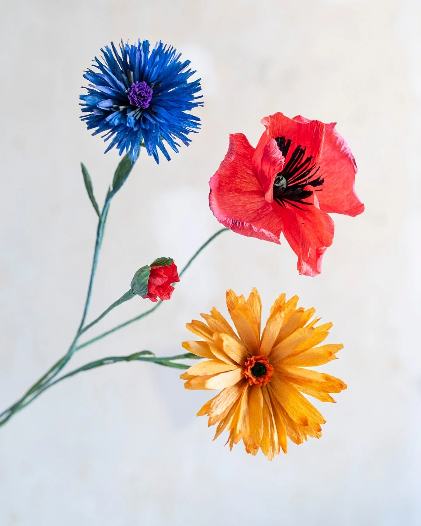Next week are autumn holidays here in Denmark 🍁 Being a self employed creative who host workshops, this means a busy workweek for me ✂️ I have three workshops in @absaloncph Paper flowers monday evening (a few tickets left) and two sunday with both
