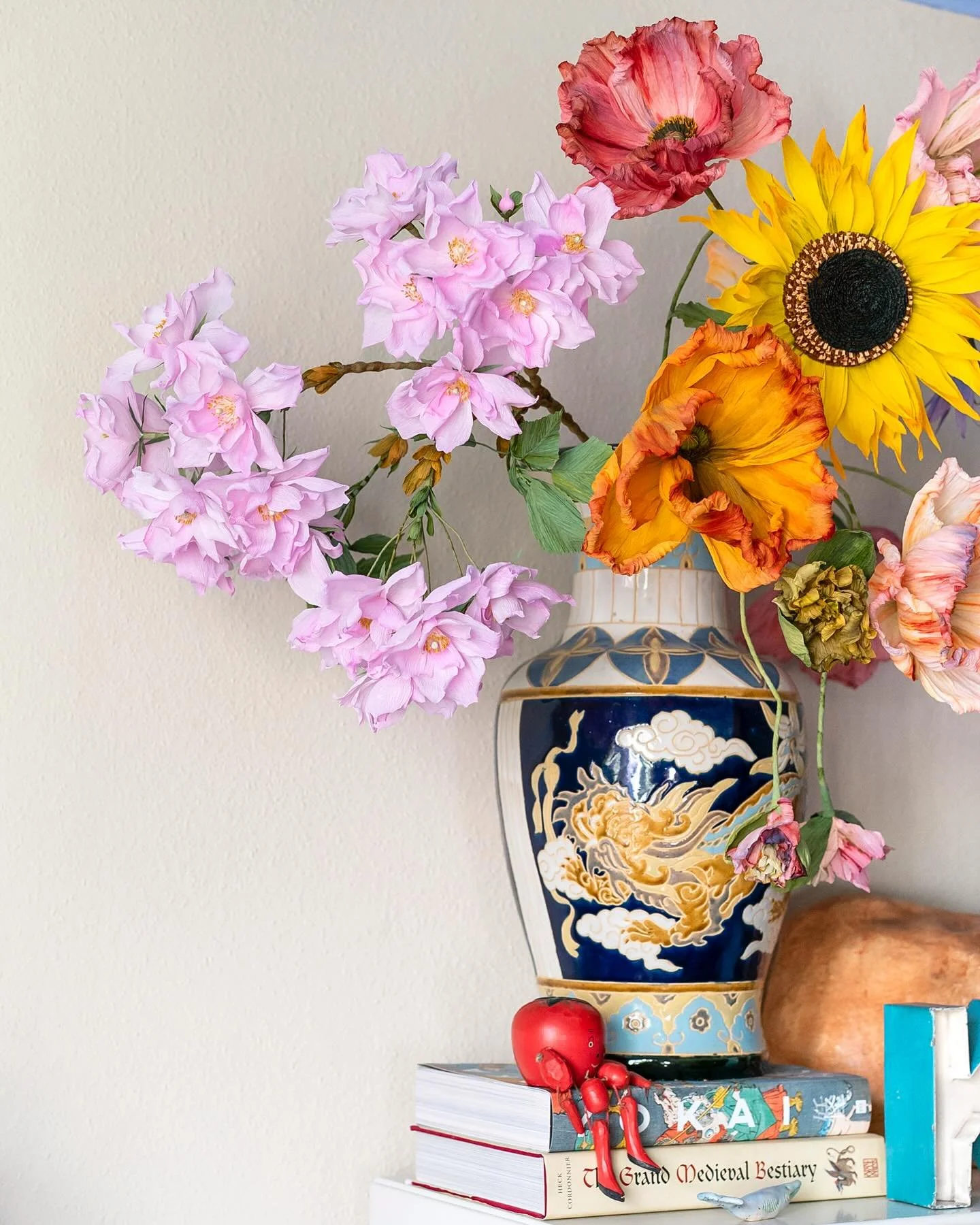 The giant cherry branch has joined my XL bouquet (swipe for close up and full bouquet) 🌸 The XL poppies almost look tiny next to it 😅 But I do like it and the branchy element it brings to the party. I might have to try an XL lemon branch next for t