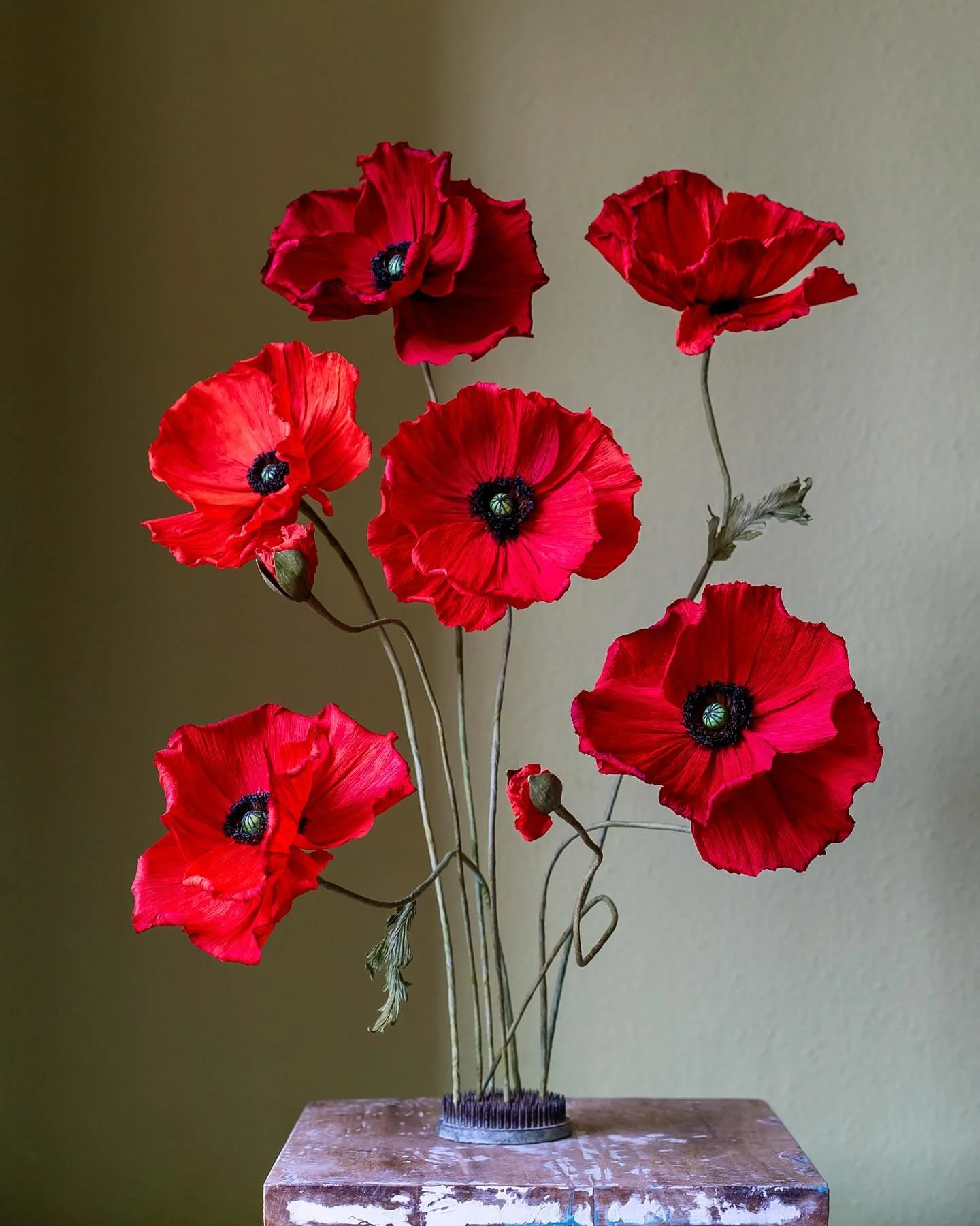 Classic red poppies ❤️ Normally I dye my poppies in a multitude of colors, but this time I felt like making some classic red ones. They are a bit smaller than my regular giant poppy and they only have the traditional 4 petals. The paper is still dyed