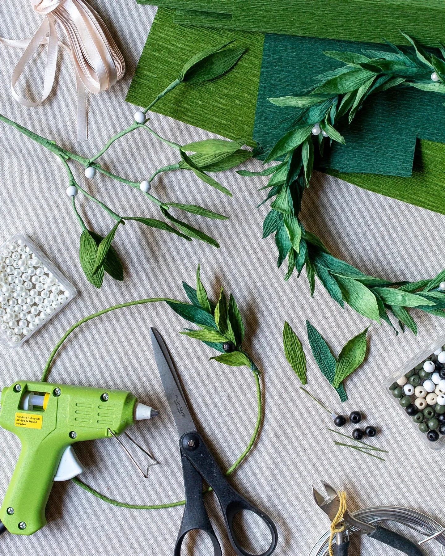 Next Tuesday the 25th of November I am hosting a Christmas workshop at @illumcph 🎄 You can make either a mistletoe or a wreath that will last year after year. There will be several different shades of paper and berries to choose from, and different 