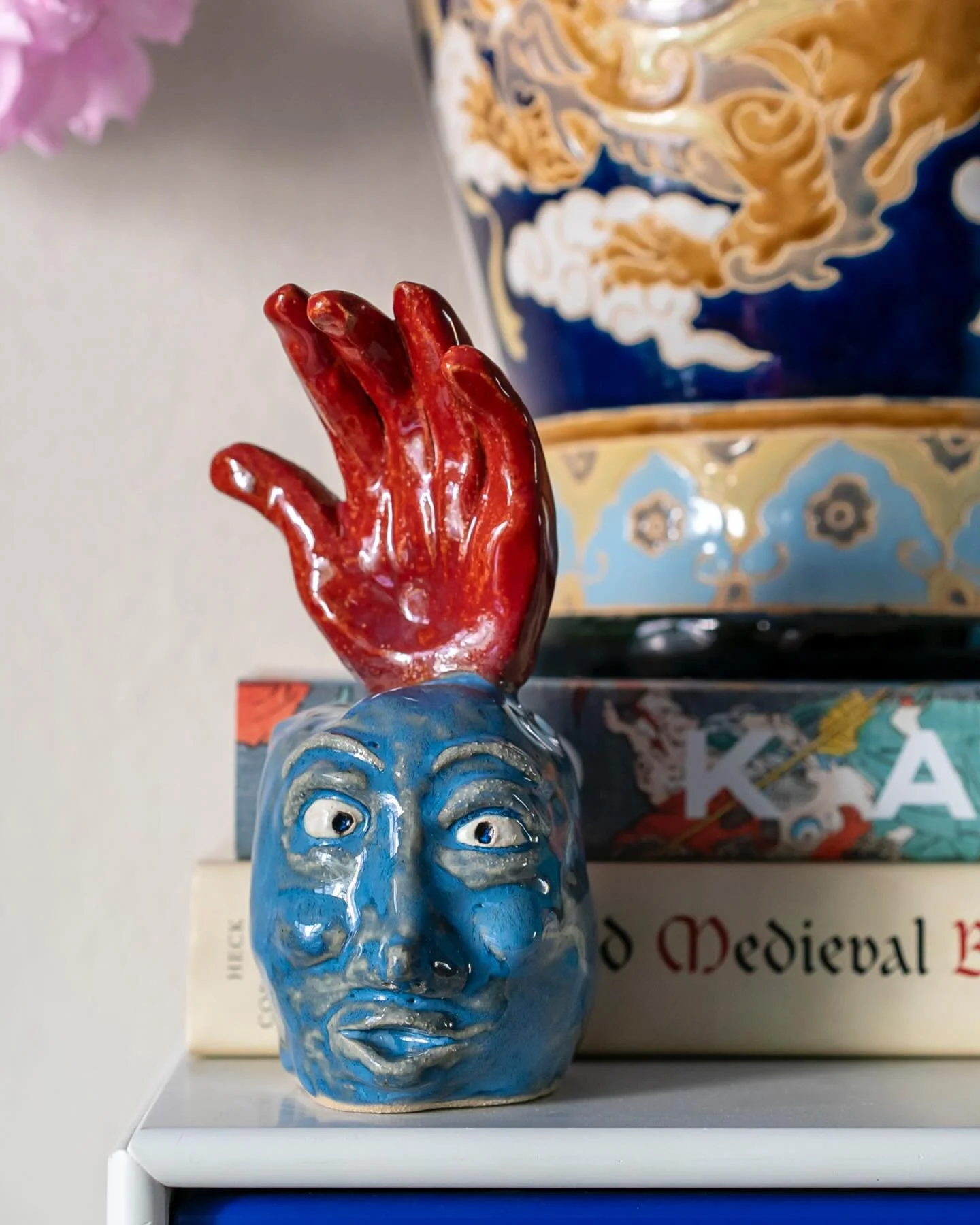 After all of my glazing tests, I am slowly starting to glaze and bring home some of my other ceramic creations. First up, this medieval inspired head with a glove on top 💙❤️ Glazing has never been my favourite part of ceramics, as I often feel like 