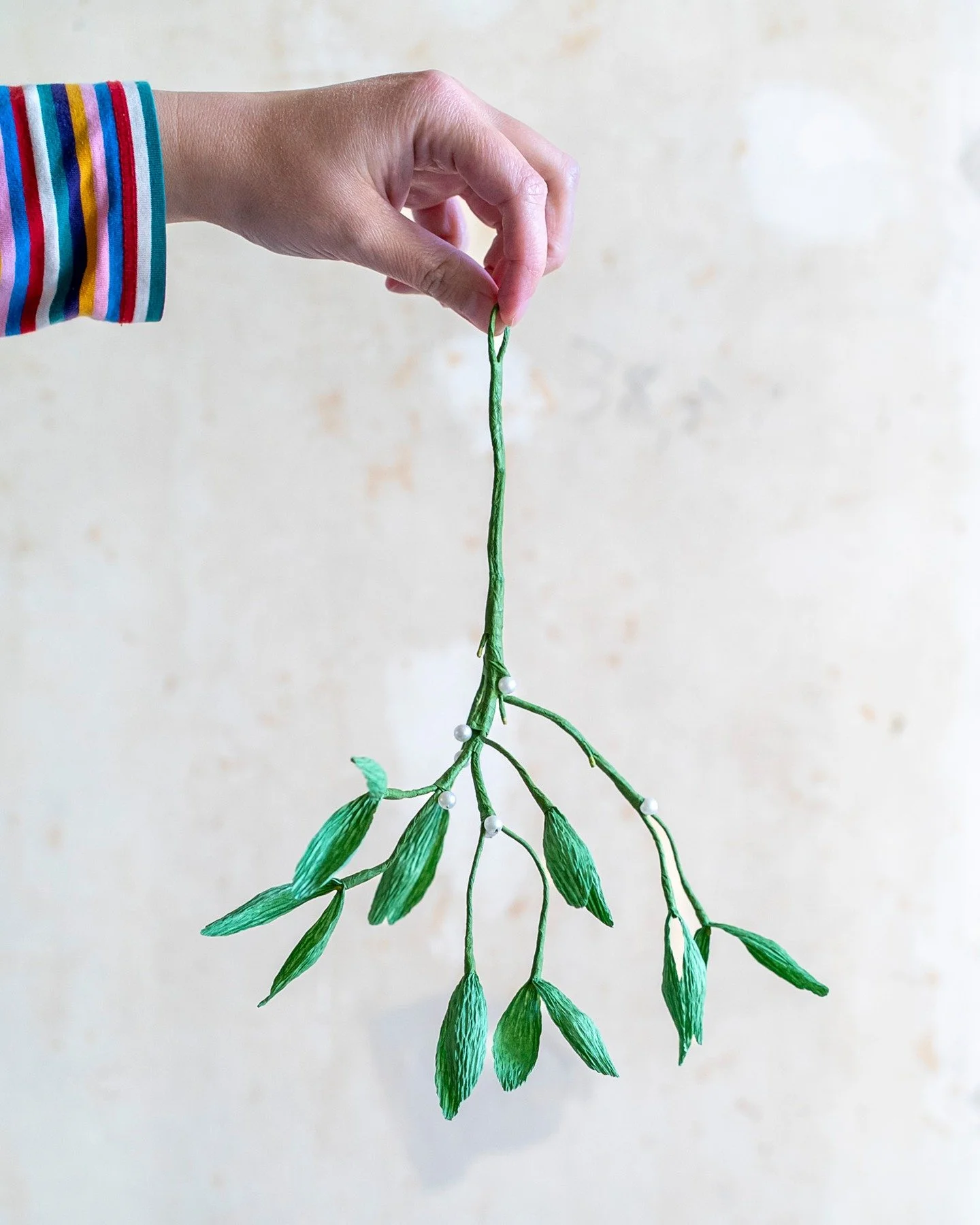 Only 4 workshops left this year and I hope to see you there! This Saturday we are crafting giant poppies, next week we are making both mistletoe and the smaller flowers Thursday and Saturday, as well as beaded flowers Saturday 🌿Come make a present f
