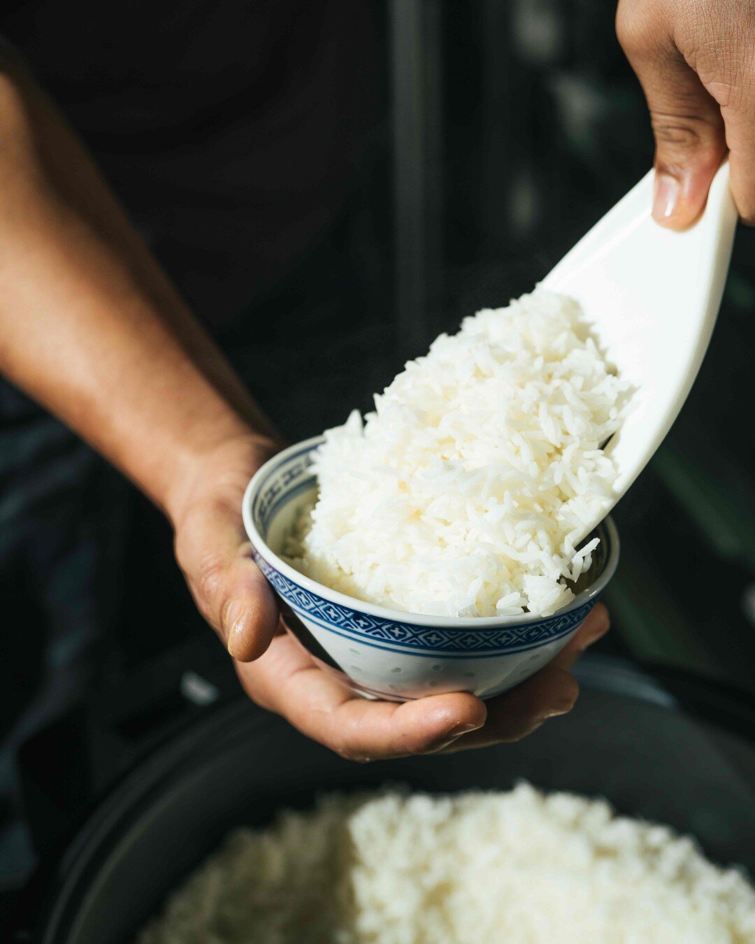 H&aacute; dias em que basta uma simples ta&ccedil;a do nosso arroz arom&aacute;tico - a acompanhar um caril - para te transportar diretamente para a Tail&acirc;ndia 🤤
🥢
Some days all it takes is a simple bowl of our aromatic rice - as a side to a d