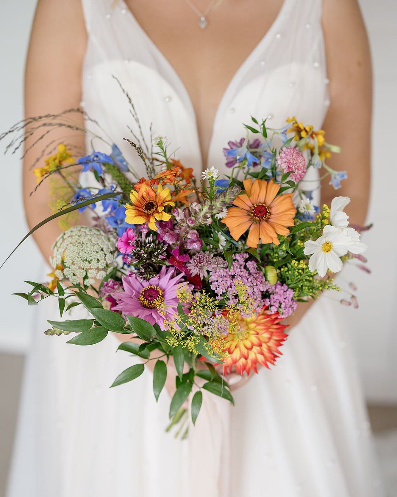 A wildflower wedding bouquet from late August 💐 a burst of colour and different textures is guaranteed with these locally grown Sussex flowers. Rebecca choose this loose natural style to compliment her wedding in the beautiful loggia and gardens at 