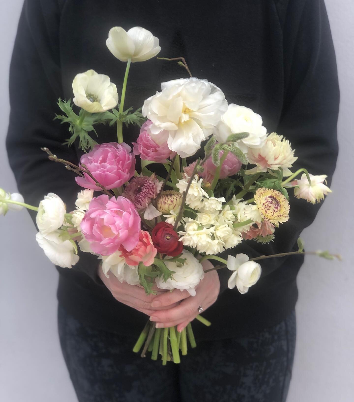 It&rsquo;s been a while so I made a wedding bouquet, just for fun, using left overs from the week 🫶 practicing using the taping technique (thanks @bloomandburn for tutorial last year) here each stem is taped into place with deliberate intention, the