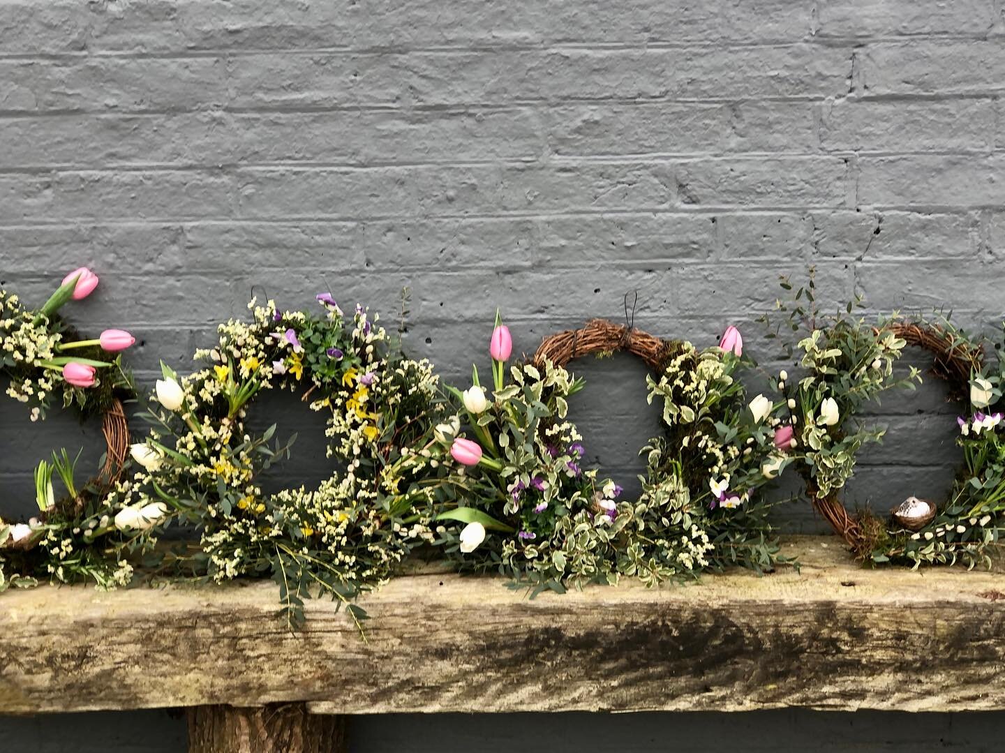On Friday I taught a workshop at a local vineyard I&rsquo;ve worked with for a few years 💚 @arteliumwine in Streat near Ditchling. 

We used the cosy tasting room behind the bar and created spring living eco wreaths on a grapevine base. By eco I mea