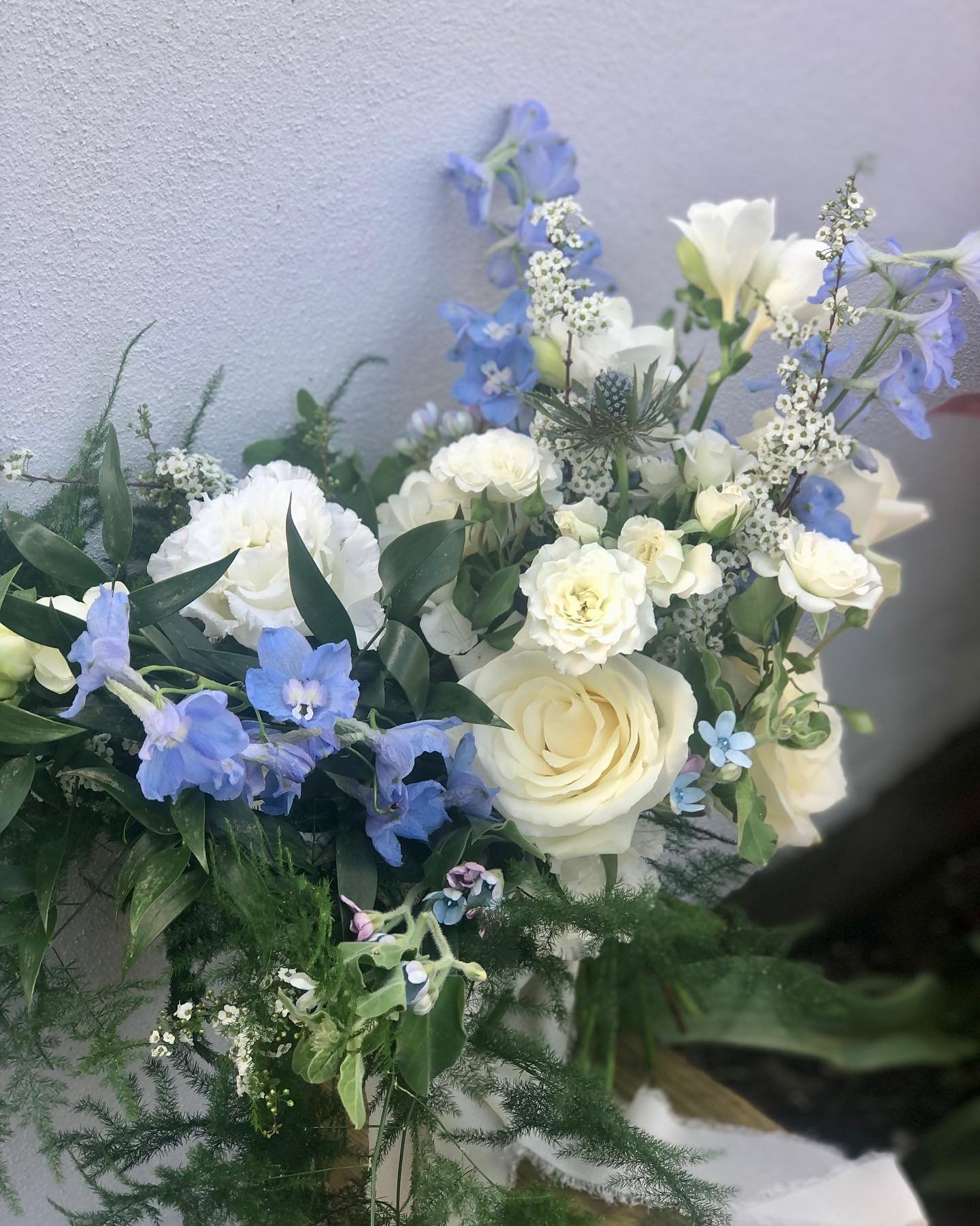 First wedding of 2024 season! R&amp;R is nice but it&rsquo;s good to be back 💙 And kicking off with a gentle white and green colour palette with a touch of pale blue &hellip; very fresh and spring like. 

The bouquet was inspired by the brides grand