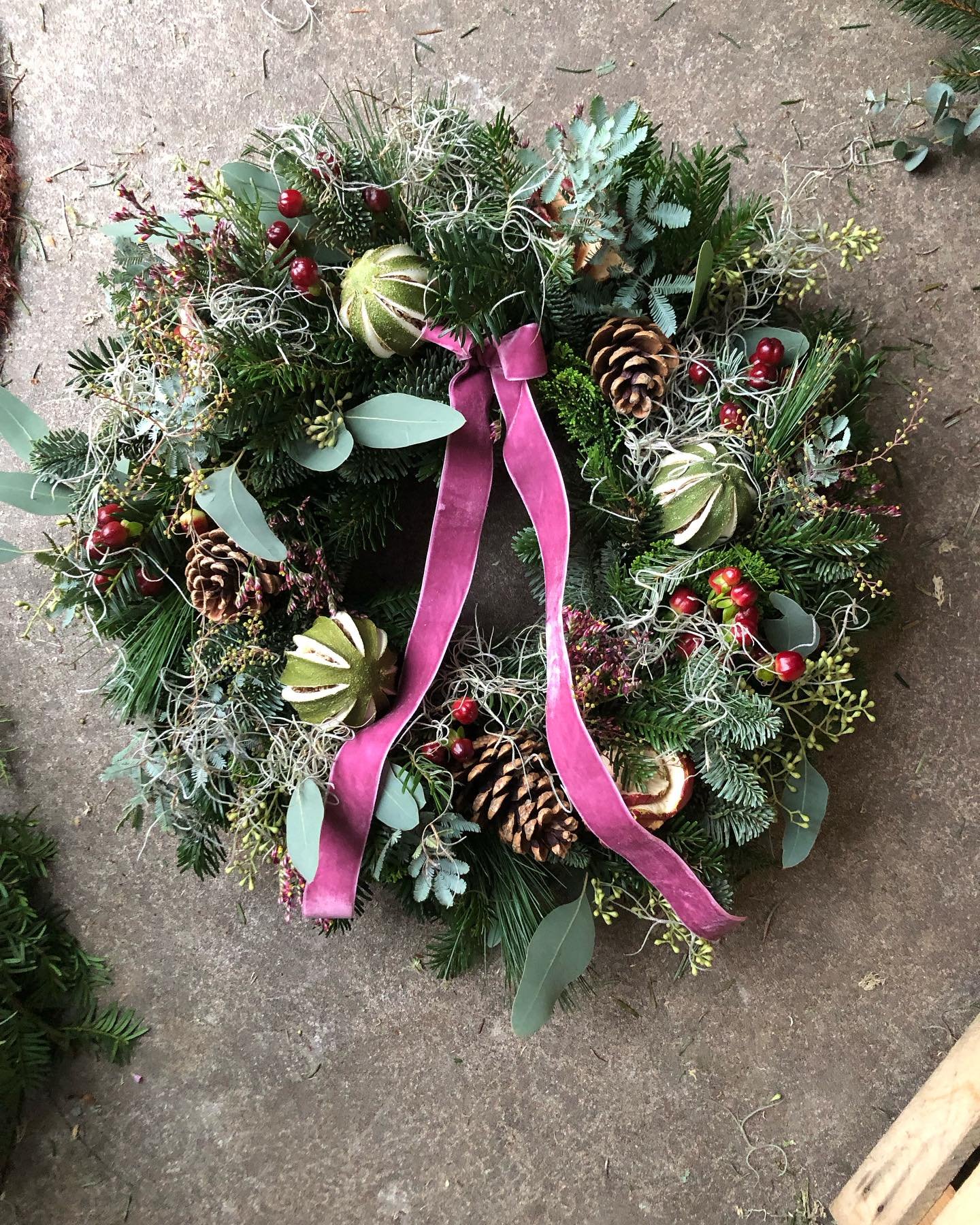 Another day another wreath, this one for the lovely @lizzymooreknits give her a follow and see her beautiful work if you haven&rsquo;t already&hellip;.

And any more wreath orders? I can make to request - colours, ribbons, match your door etc! I&rsqu
