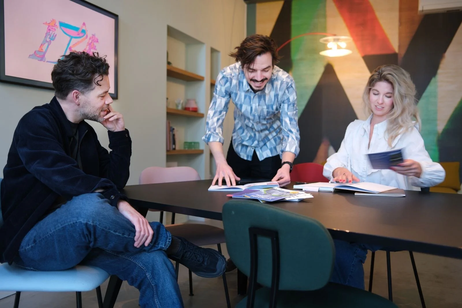 Esther van Wezel  Grafiska met Laurens en Maarten in overleg