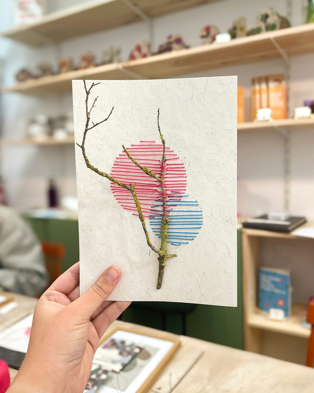 Ofrecemos un taller guapísimo de #bordado #vegetal. Tú mismo vas a poder hacer una manualidad con ramas e hilos de colores para decorar tu casa o regalar a quien tú más quieras. Comenta #bordado si quieres más info.