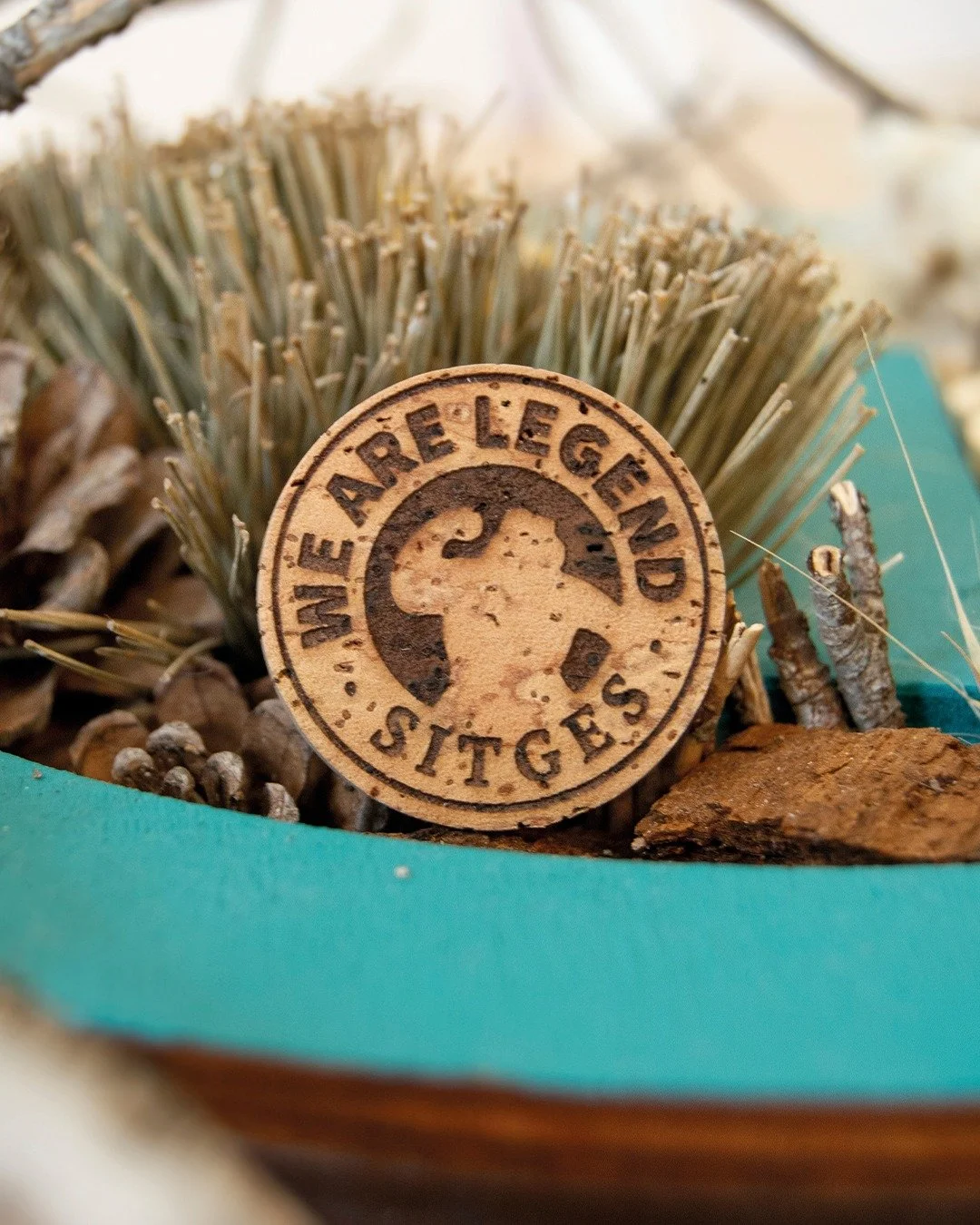 Este finde se acaba el @sitgesfestival y, como cada pequeño gesto cuenta, hemos hecho estos pines con restos de corcho para los voluntarios ambientales. Año tras año, el festival mejora sus criterios ambientales. Más zombi