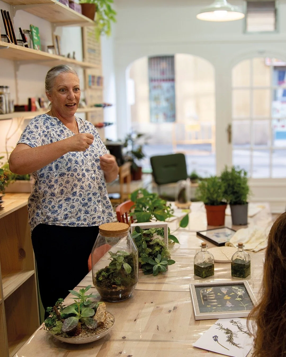 Aún no habíamos presentado a Mariana, de @tuplantainterior. Ella decidió dar un cambio en su vida para estar más cerquita de las plantas. Por eso, desde hace unos meses, es una de nuestras talleristas residentes en #Bridep