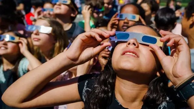 Lunettes personnalisées pour éclipses solaires