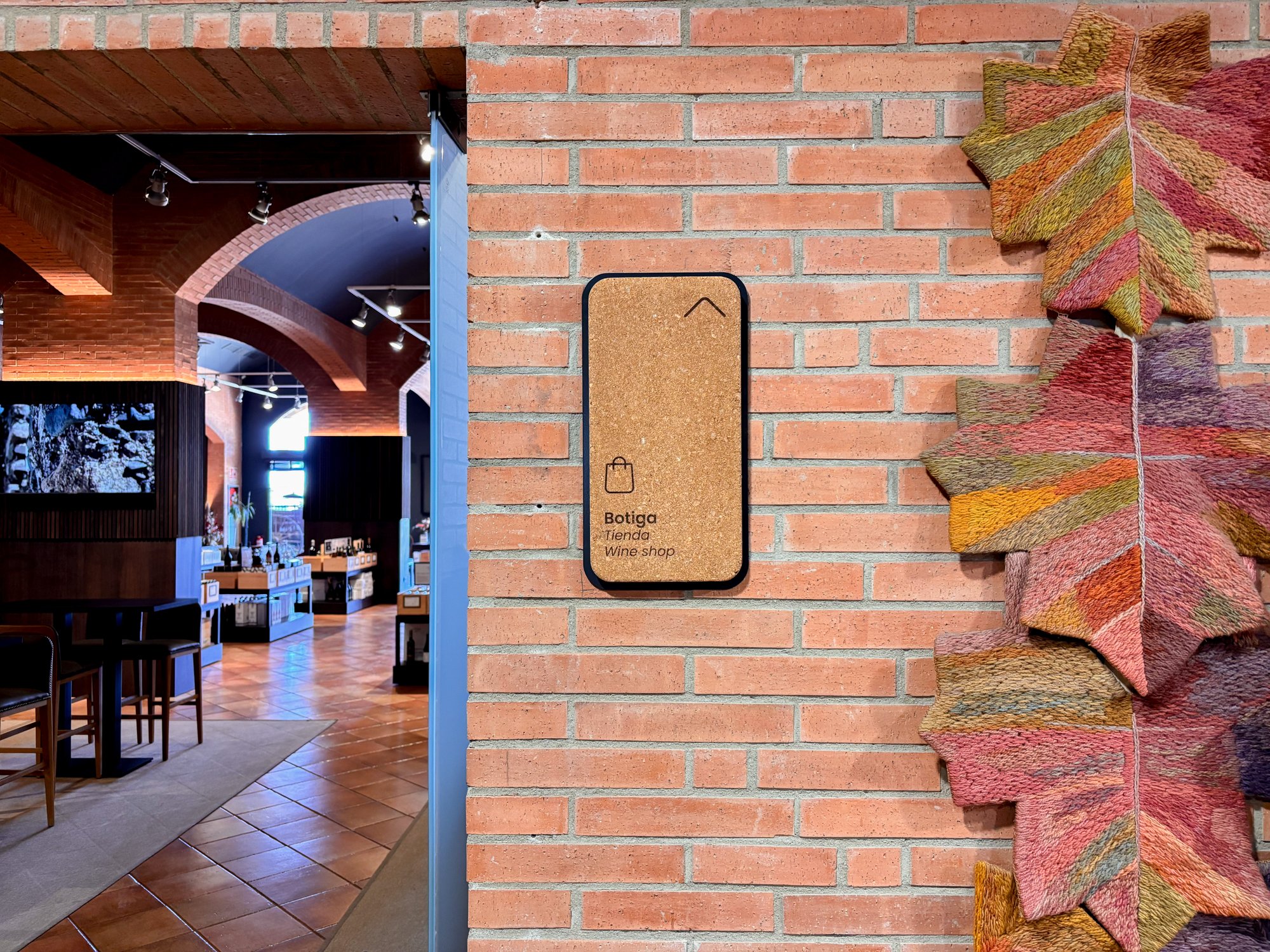 Del tapón a la pared: señalética que recircula el corcho.