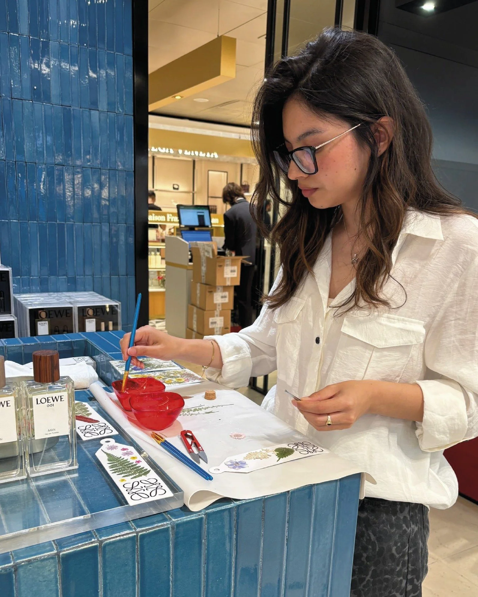 En Sant Jordi estuvimos en el stand de Loewe personalizando perfumes y puntos de libro con flores prensadas 🌸

Nos encanta llevar lo artesanal a todo tipo de espacios y experiencias. S&iacute;, hacemos de todo ✨