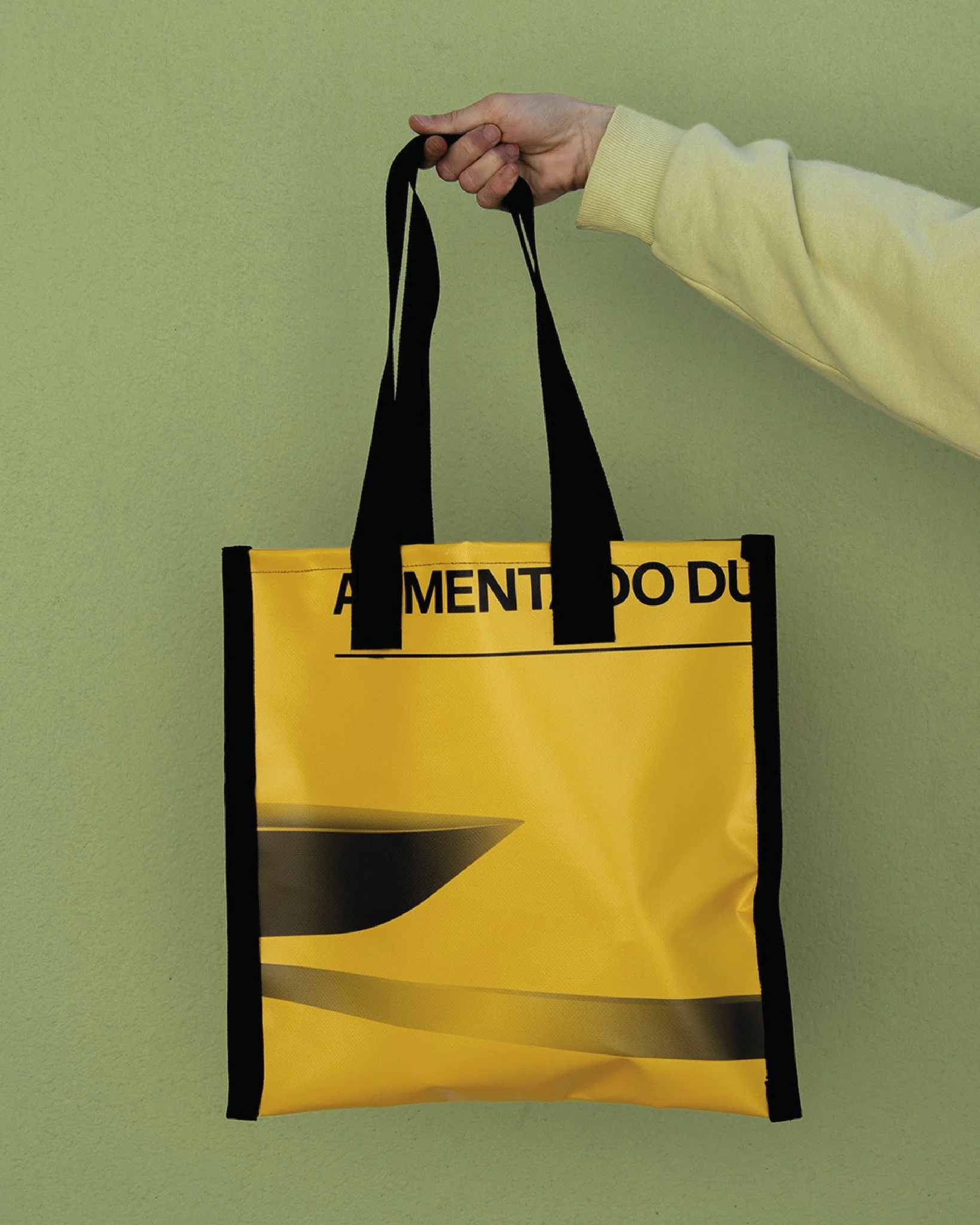 En Bricom creemos que aquello que ya no va a cumplir su funci&oacute;n original todav&iacute;a puede convertirse en algo &uacute;til.

En esta ocasi&oacute;n, una lona que hab&iacute;a llegado al final de su uso se ha transformado en bolsas reutiliza