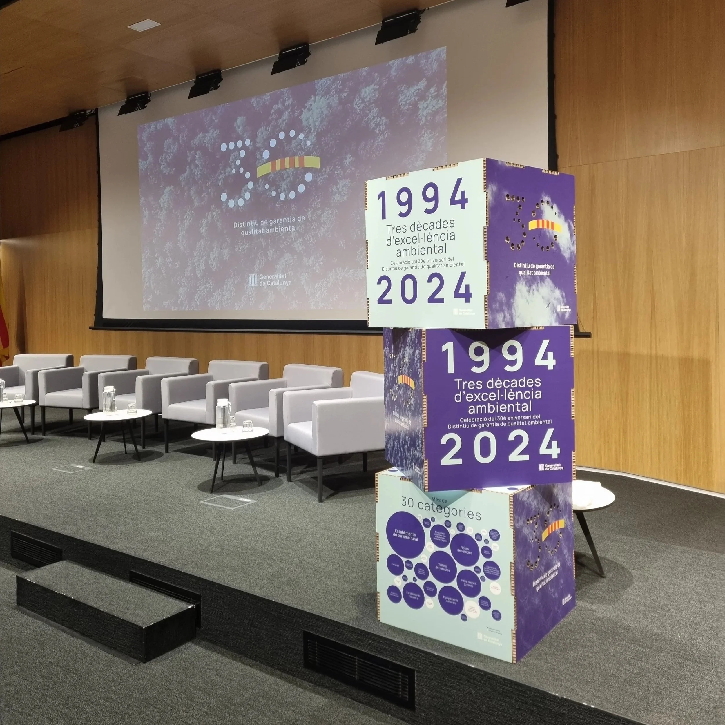 Cubos expositivos de cartón para eventos
