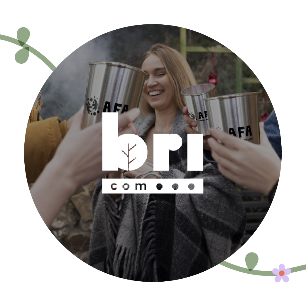 Grupo de personas brindando con copas metálicas con el logo de AFA en un entorno al aire libre, disfrutando un momento de celebración o convivencia y superpuesto, un logo de Bri Com.