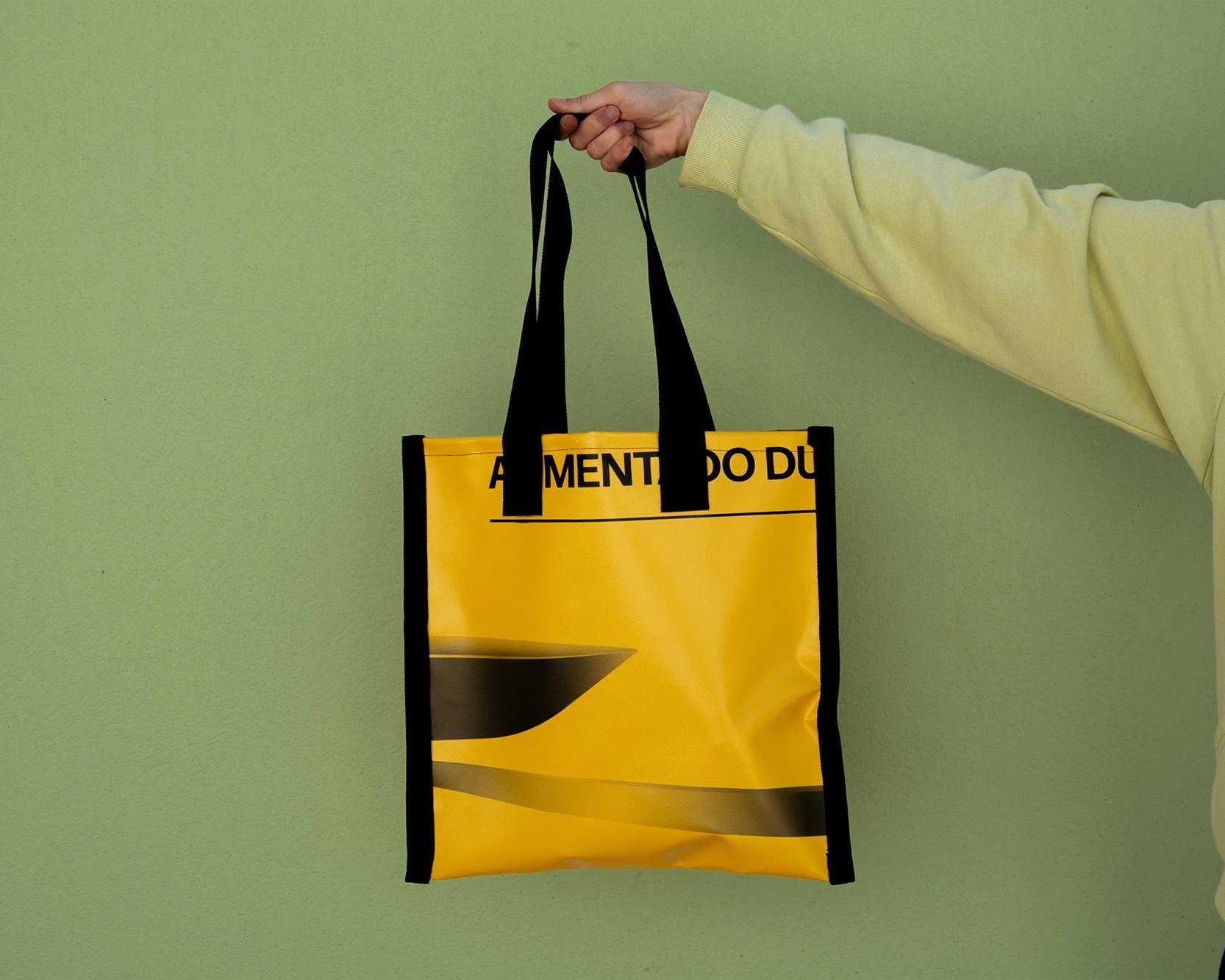 Tote bags recicladas con lonas publicitarias: un ejemplo de economía circular