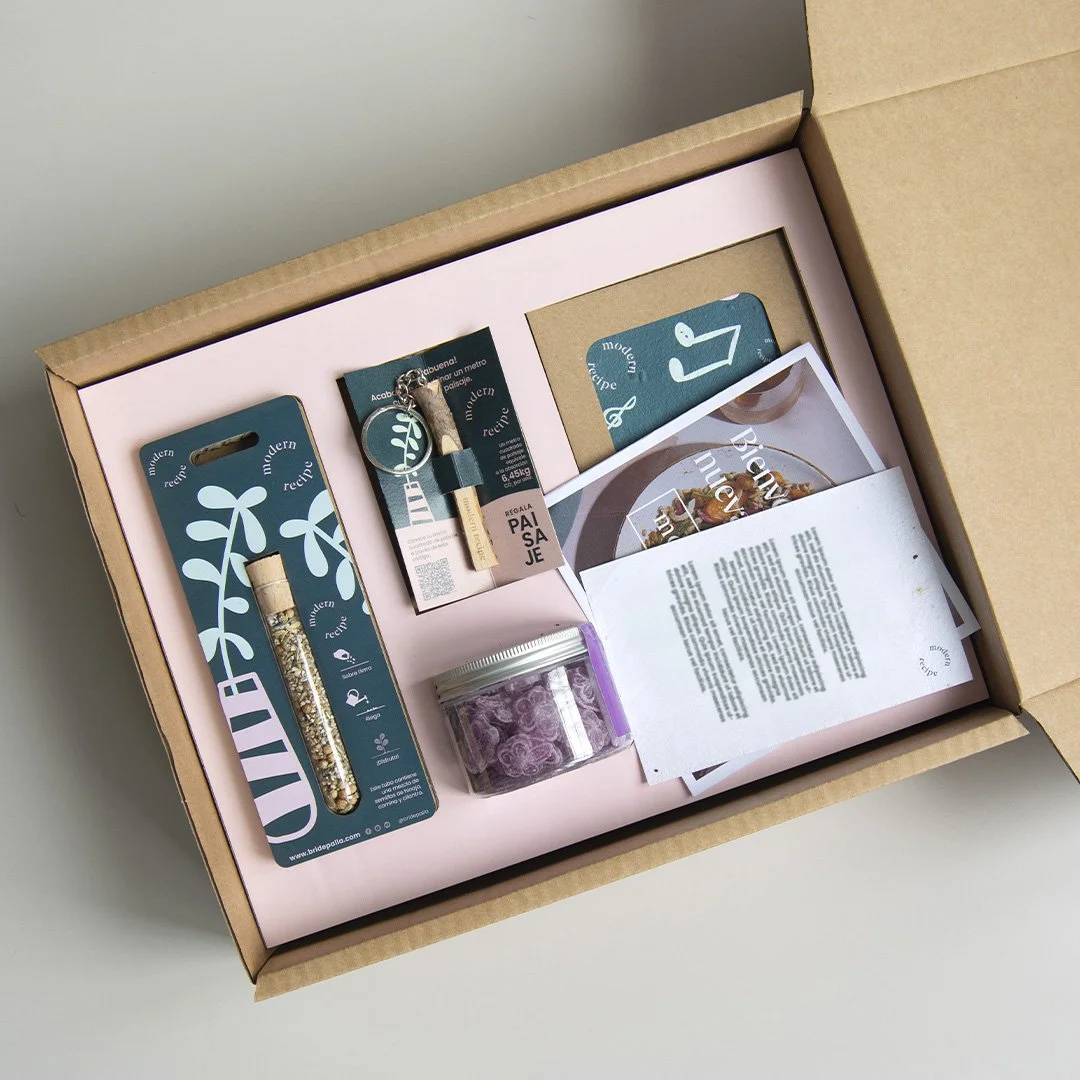 Un welcome pack o caja de regalo con semillas y otros elementos