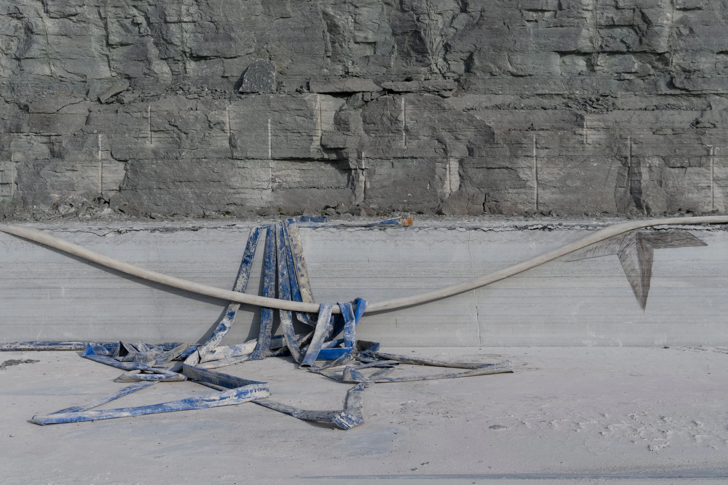 In the Bag of Stars (IV).
Water hose and found fire coal on quarry wall.