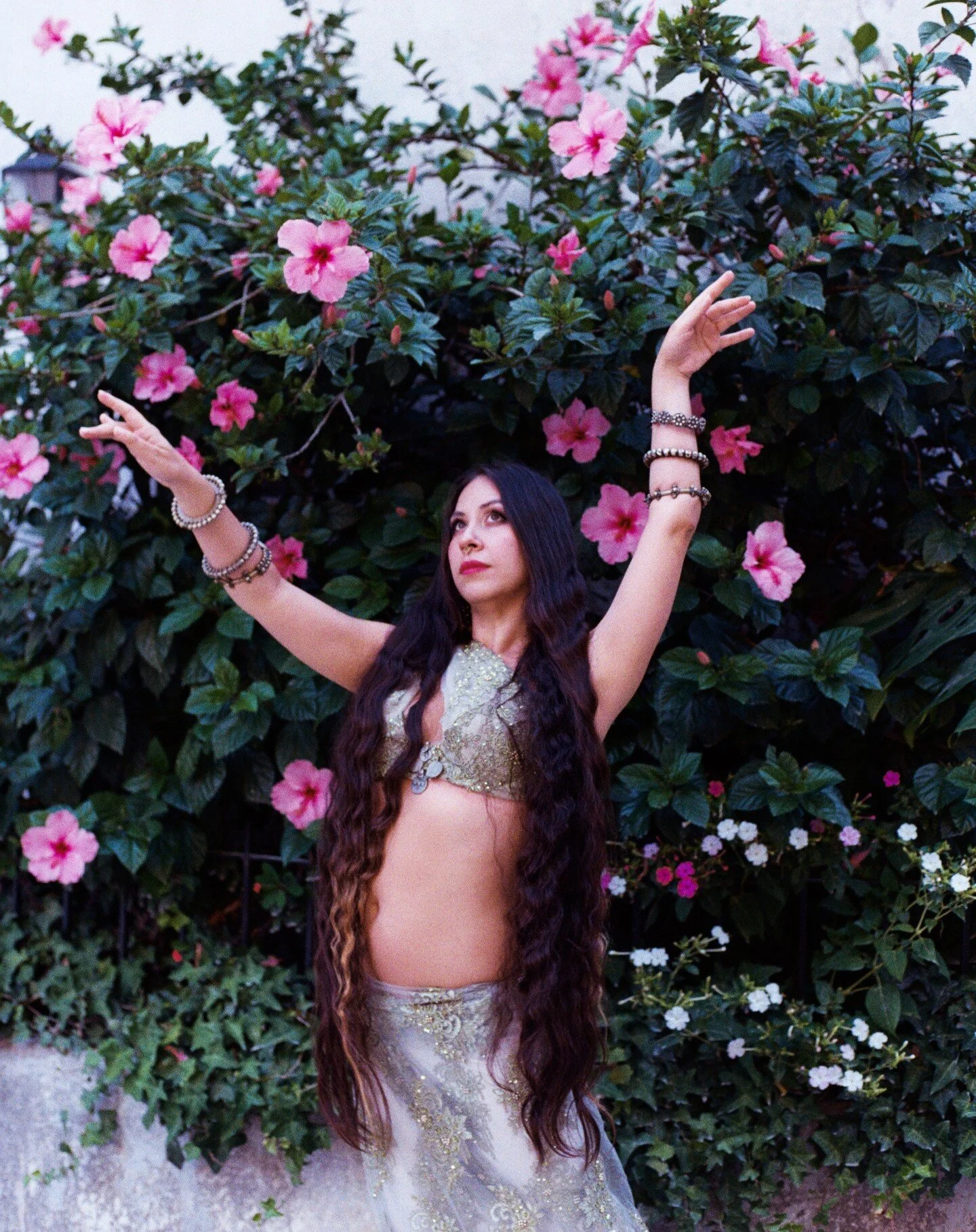 A simply spring saturday.
.
My fav pic from last session with @anaharff 🌸
.
.
.
.
#photographysession #analogphotography #analog #photography #bellydanceamsterdam
#bellydanceargentina #fusionbellydance #bellydancenetherlands #villurca #spring #summe