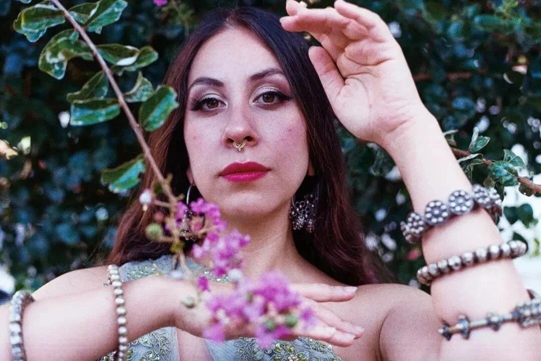 "Dicen que tu y yo estamos locos Chaparron" 👉☝️
Borrowed some doors and wall textures during my visit to Buenos Aires this summer🤗 Flowers were all over the place, we actually did this session in the neighbourhood, while going for a strol