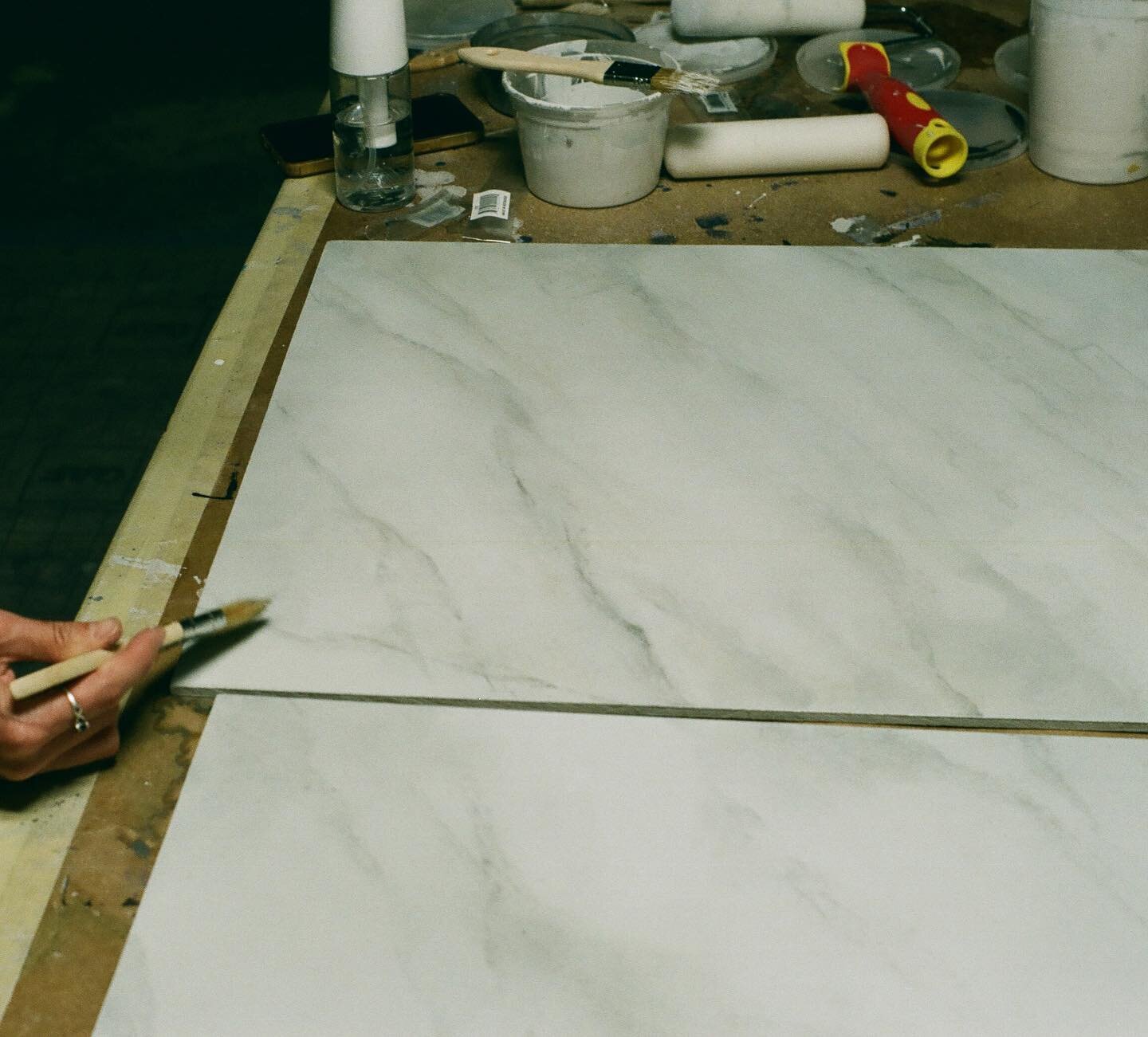 Hannah hard at work 🌫🌫🌫
.
.
.
.
.
.
#art #scenic #scenicartists #paint #marble #samples #film #entertainment #tv