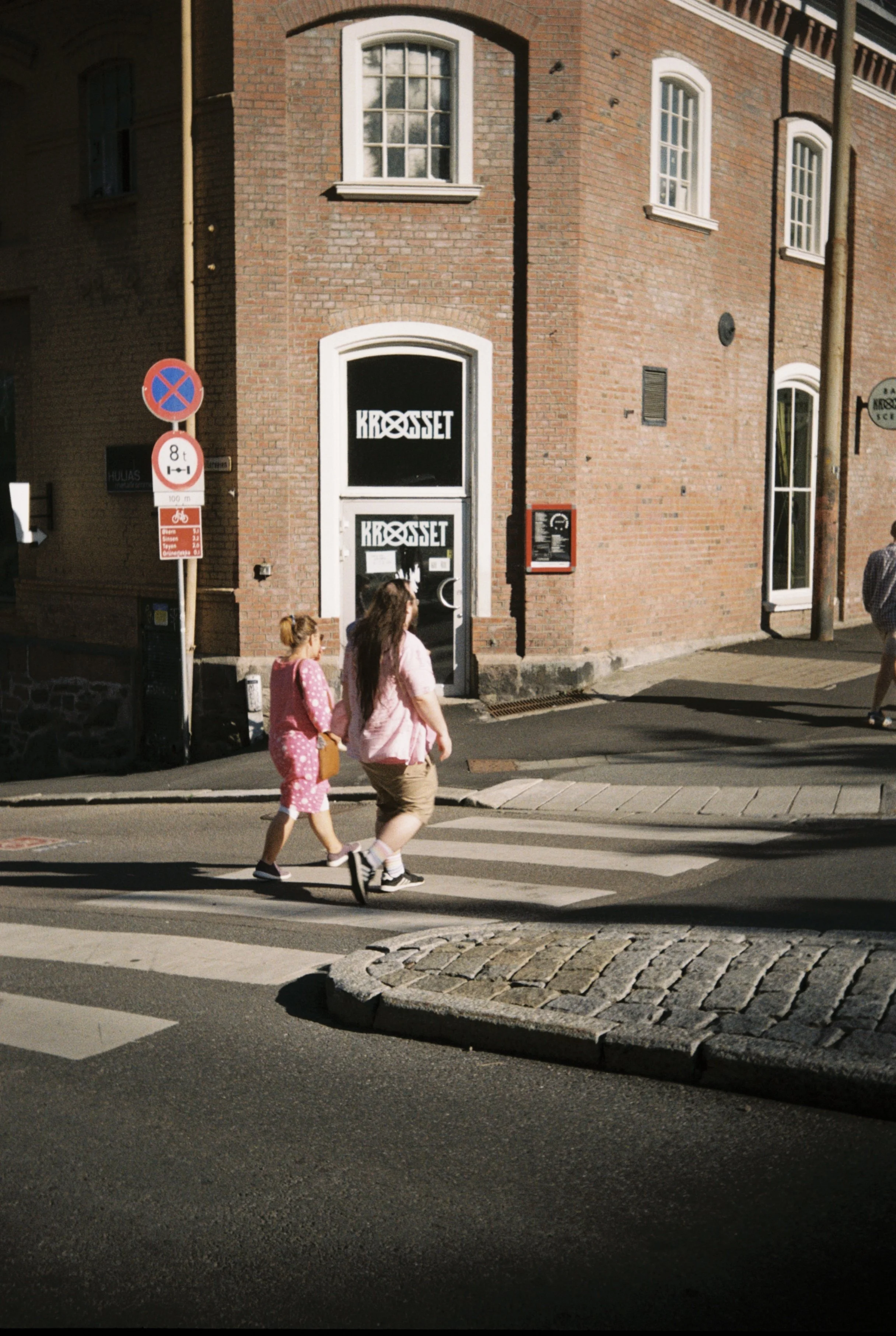 R1-02475-027A.jpg